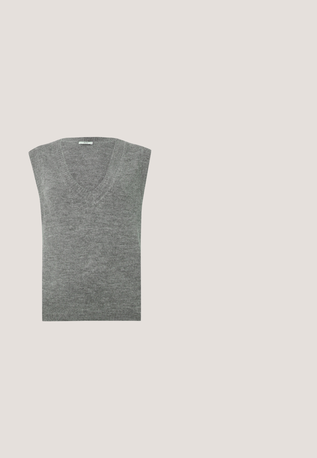 Grijze mouwloze V-hals trui vervaardigd uit zacht materiaal met een gladde textuur en geribbelde halslijn. Eenvoudig ontwerp, geen patronen of accenten.; Zwarte lange mouw turtleneck gemaakt van rekbare stof, met gelijkmatig verdeelde witte stippen over het oppervlak.; Grijze wijde broek met een platte tailleband, plooien aan de voorkant en een zachte textuur, ontworpen voor comfort en bewegingsvrijheid.; Zwarte leren slingback hakken met een spitse neus, dunne enkelbandjes, gouden hardware accenten en een slanke hak. Soepele textuur en een minimalistisch ontwerp.; Kleine zwarte glanzende handtas met twee lange hengsels en zijkant trekkoord details op een effen lichte achtergrond.; Zilverkleurige stervormige oorringen met een gladde, gepolijste afwerking op een effen witte achtergrond.