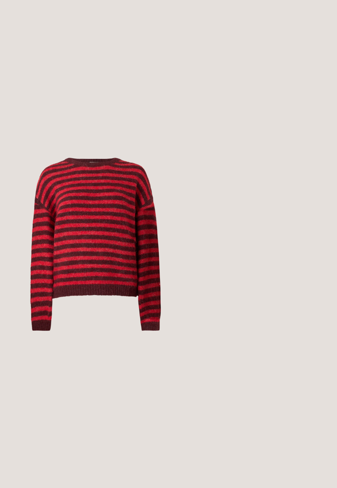 Suéter a rayas rojas y rojo oscuro, cuello redondo, mangas largas, textura suave, dobladillo acanalado, diseño corto.; Top burdeos de manga corta con escote en V, hecho de una tela texturizada. Presenta un corte relajado y un dobladillo limpio.; Falda maxi de lana burdeos con silueta ajustada, textura suave y dobladillo recto. Sin cierres ni adornos visibles.; Sandalia de tacón alto de charol burdeos con tira en el tobillo, punta afilada y tres tiras horizontales en el pie. Detalle de hebilla en tono dorado.; Bolso de mano de cuero burdeos oscuro con cierre de herradura dorado y dobles correas de cadena dorada sobre un fondo blanco liso.; Pendientes colgantes de oro con piedras redondas de color púrpura claro en la parte superior y piedras ovaladas marrones más grandes colgando debajo sobre un fondo liso.