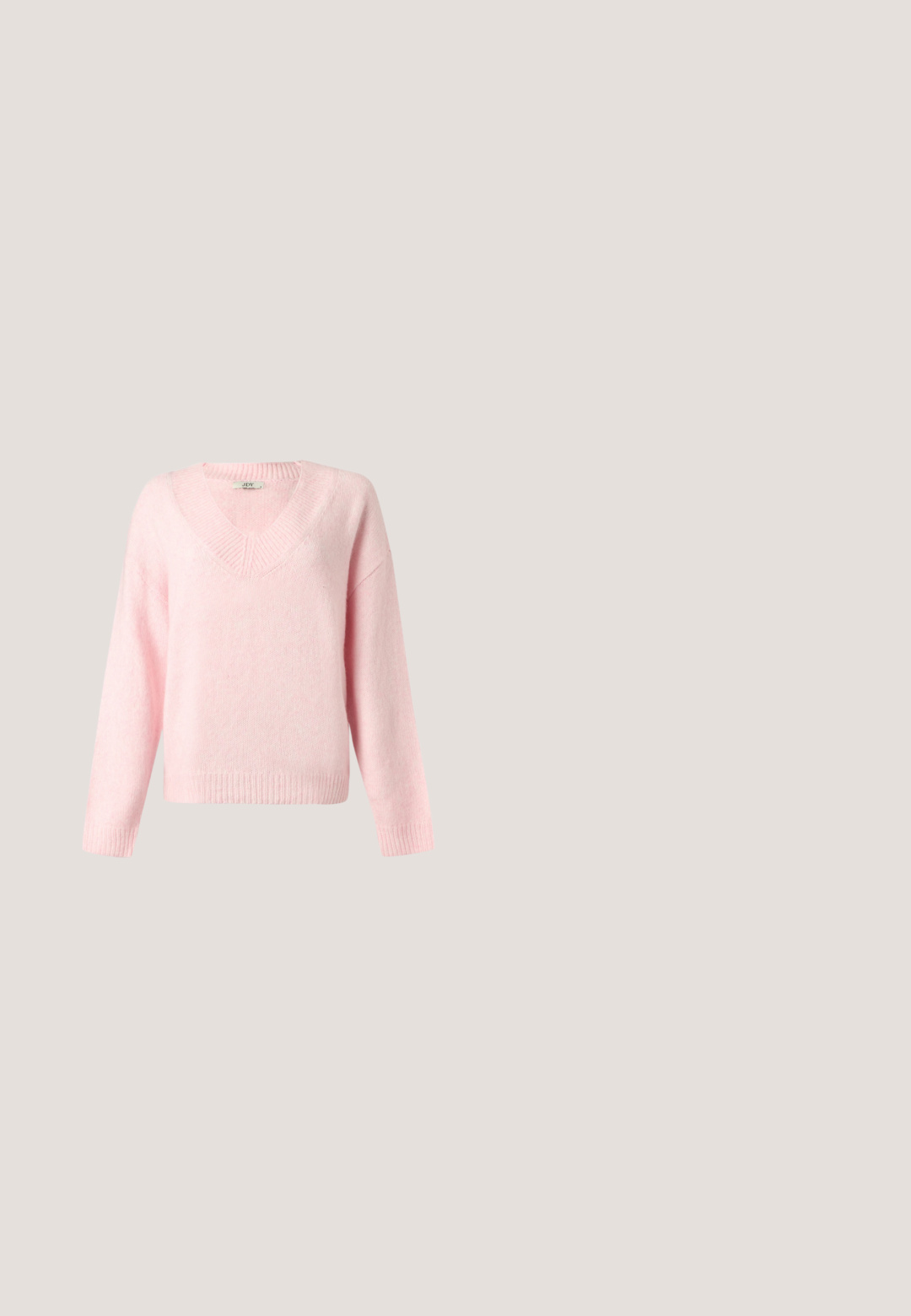 Pull en maille rose pâle à col en V et manches longues, avec poignets, ourlet et encolure côtelés, présenté sur un fond clair uni.; Blouse blanche avec grand col festonné, boutons dorés sur le devant et manches courtes bouffantes volumineuses.; Jupe midi plissée rose clair avec une large ceinture, en tissu léger, présentée sur fond blanc.; Baskets basses avec base blanche, superpositions de tissu rose pastel, violet et bleu clair, lacets blancs.; Chouchou en tissu blanc avec un motif de fleurs roses et de feuilles vertes sur un fond clair.; Pochette à pièces en cuir rose en forme de cœur avec sangle de poignet et fermeture éclair dorée, marquée d’un petit texte doré "Furla".