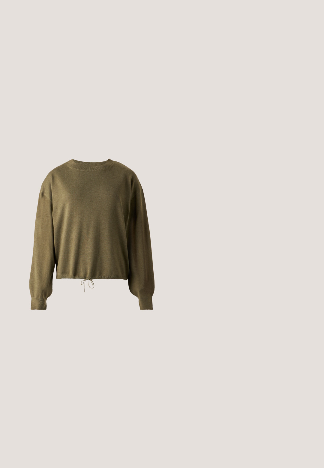 Langarmige olijfgroene gebreide trui met geribde boorden en zoom, met een koordje om te strikken in het midden onderaan.; Zwarte spijkerbutton-up shirt met lange mouwen, twee borstzakken met klep en een klassieke kraag op een witte achtergrond.; Beige recht vallende broek met knoop en ritssluiting aan de voorkant, riemlussen en een ontwerp met vijf zakken op een effen lichte achtergrond.; Zwarte canvas schoenen met een ronde neus, rubberen zool en een gespstrap. Gecombineerd met losse, lichtgroene broeken.; Kleine beige leren handtas met een enkele band en zilveren studs langs de randen en band, tegen een effen achtergrond.; Gouden studs met een gladde, gepolijste afwerking, in een abstracte, druppelvorm. Eenvoudige metalen achterzijde voor bevestiging.