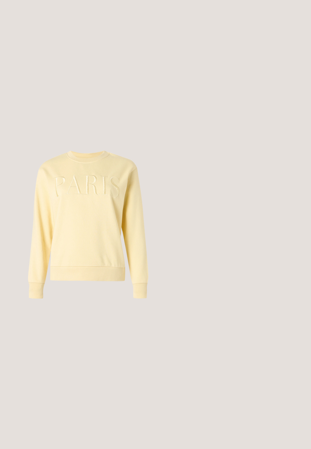 Sweat-shirt à col rond jaune pâle avec manches longues et texte "PARIS" brodé en relief sur la poitrine.; Chemise beige en velours côtelé avec boutons, deux poches poitrine à rabat et manches longues, présentée sur un fond blanc.; Jean bleu en denim taille haute avec jambes larges et deux grandes poches plaquées à l'avant, fermeture par bouton et zip.; Baskets basses beiges avec semelle épaisse, bout perforé, col de talon rose et lacets brun foncé sur un fond gris clair uni.; Sac à épaule et à main en velours côtelé marron avec deux poches avant zippées, doubles poignées et une bandoulière latérale réglable sur fond blanc.; Paire de boucles d’oreilles créoles en or poli avec des tiges fines et des fermoirs à charnière, présentées sur un fond gris clair uni.