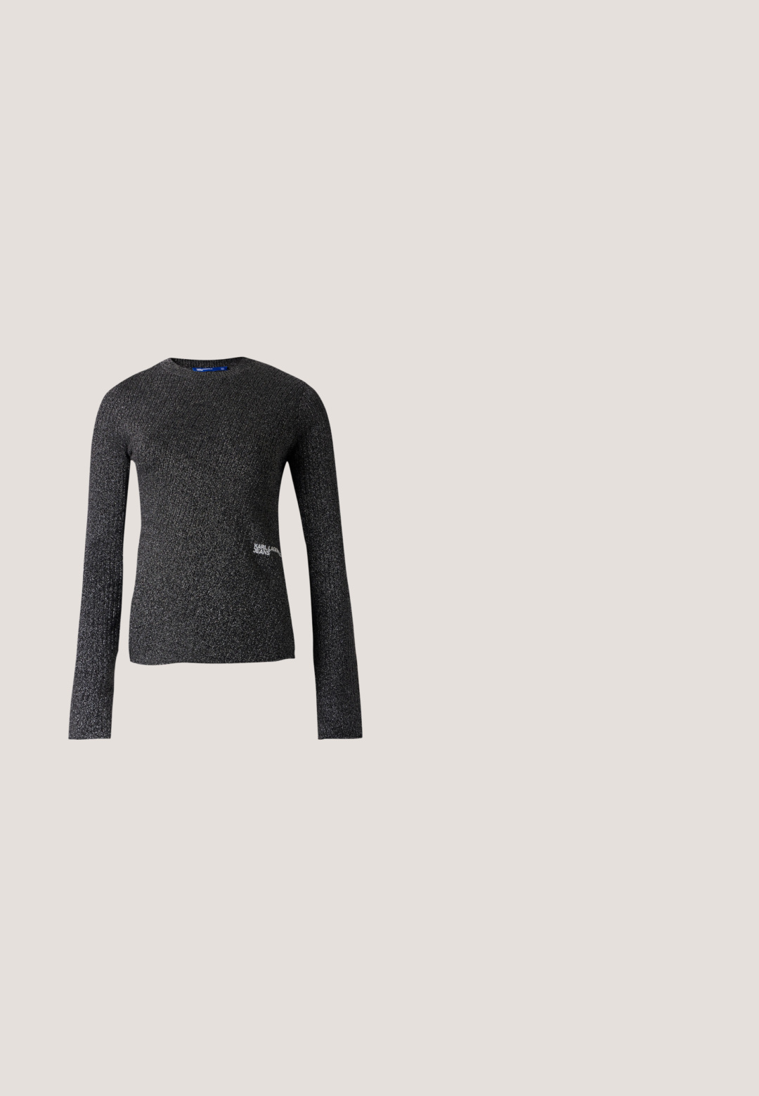 Jersey negro de manga larga acanalado con brillo sutil y pequeño logo blanco "Karl Lagerfeld Jeans" en la parte inferior.; Camisa de cuero sintético negra con mangas largas, cierre de botones en la parte delantera, dos bolsillos en el pecho y un cuello clásico. Textura suave y diseño de ajuste relajado.; Jeans de mezclilla negra de pierna ancha con una cintura alta, que cuentan con un cierre de botón, bolsillos frontales y dobladillos doblados para un aspecto distintivo.; Botín negro de cuero con punta puntiaguda, tacón pequeño tipo kitten y detalle de hebilla plateada sobre un fondo claro y liso.; Bolso de mano de cuero negro con cierre de marco plateado y correa de cadena con detalle de tela a cuadros en negro y amarillo.; Par de pequeños pendientes de aro plateados brillantes con base redonda, exhibidos sobre un fondo claro y liso.