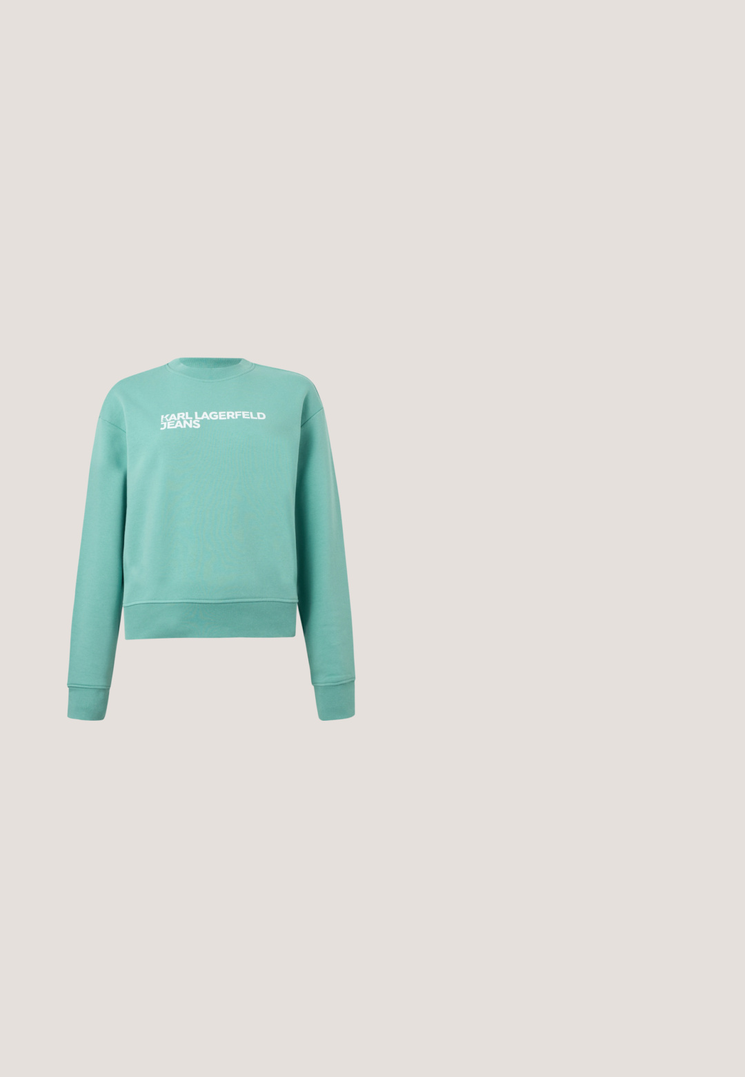 Lichtteal crewneck trui met lange mouwen en de tekst "KARL LAGERFELD JEANS" in het wit gedrukt op de borst.; Donkerblauwe spijkerjas met een subtiel diamantpatroon over de hele jas, drukknopen aan de voorkant, borstzak en de tekst "KARL LAGERFELD JEANS" op het zakje.; Blauwe denim jeans met een rechte snit, voorzien van bloemborduursels en versieringen aan de onderkant en een vijfzakkenmodel.; Lage sneaker met gelaagde blauwe denimpanelen, witte dikke zool, witte veters en een zwarte hielkleur met het merk "Karl Lagerfeld".; Blauwe doorgestikte stoffen handtas met zwarte verstelbare riem en zilveren "K" logo aan de voorkant in het midden.; Gouden creolen met rechthoekige turquoise gemstones gelijkmatig geplaatst langs de buitenrand, weergegeven tegen een effen lichte achtergrond.
