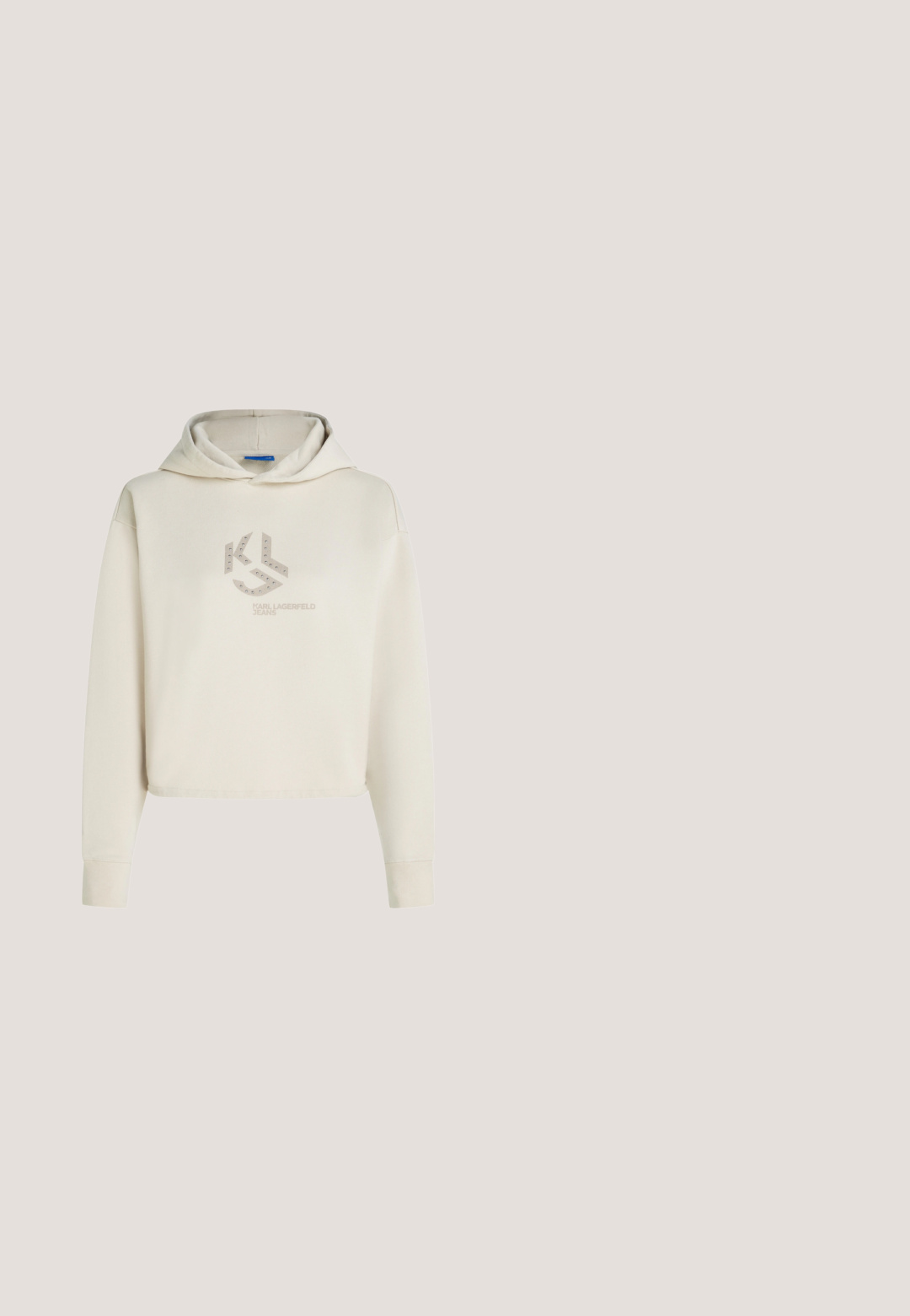 Beige cropped hættetrøje med justerbar snøre i hætten. Har en tekstureret logo i midten og ribbestrikkede manchetter. Fremstillet af blødt stof.; Lyseblå bomulds T-shirt med grafisk design af en person og en kat i solbriller. Teksten "KARL LAGERFELD" er trykt i rødt nedenfor.; Denim midi-nederdel med to front cargo-lommer, frynset nederkant og rå kant. Har et klassisk fem-løbsdesign i mellemblå vask.; GIABORGHINI DANA - Pumps - black; Lille grøn og hvid håndtaske med stort blomstermønster og kort håndtag, "marimekko"-logo på midten foran.; Et sæt af sølvstuds med hver fem klare runde ædelstene i forskellige størrelser arrangeret asymmetrisk på en hvid baggrund.