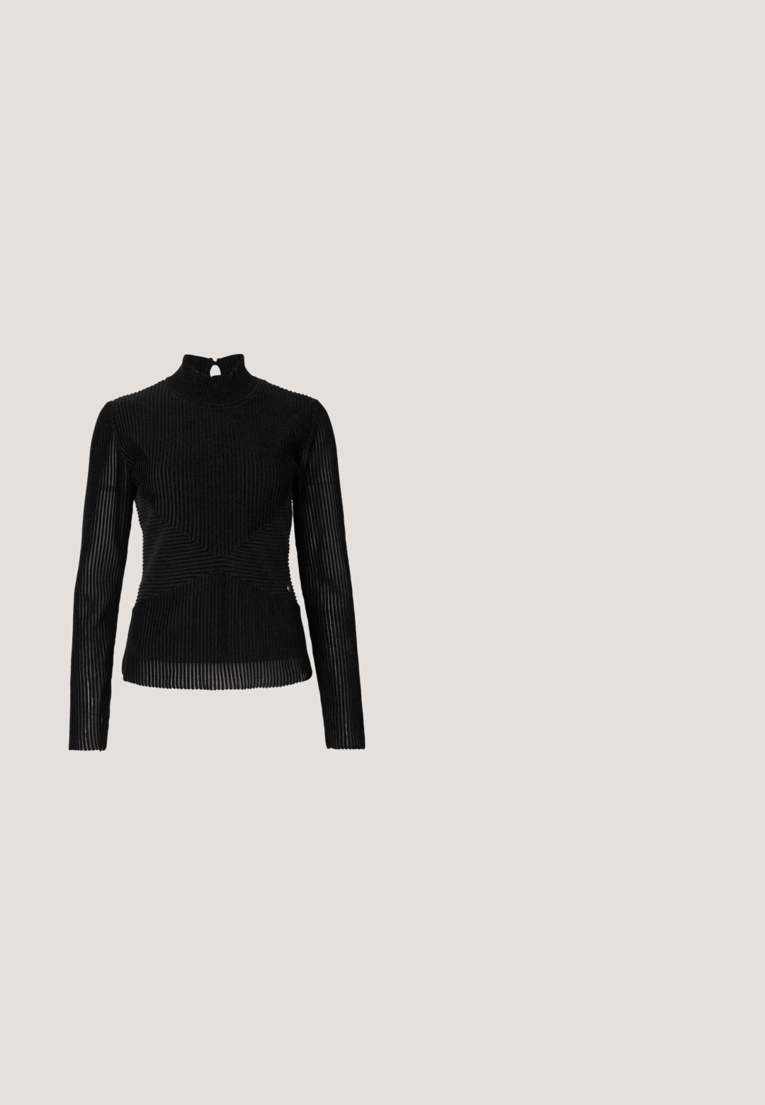 Top noir ajusté avec des manches longues, un col montant et une fermeture en forme de clé au dos. Tissu en ribbed texturé avec des détails de couture en diagonale.; Haut court noir avec un design à franges en tissu texturé. Encolure ronde avec fermeture éclair au dos. Manches courtes.; Jupe mini noire en tissu doux avec un design plissé. Présente un accent en forme de rose en tissu sur le côté et un ourlet à volants.; Escarpins slingback en cuir noir avec bout pointu, design ajouré et bride ajustable ornée de ferrures métalliques.; Sac à main en cuir noir avec le haut froncé, clous argentés, cordon noué et bandoulière simple sur fond blanc.; Boucles d'oreilles en argent en forme de goutte avec des surfaces lisses, rondes et réfléchissantes, suspendues à des fermoirs à ressort. L'arrière-plan est blanc uni.
