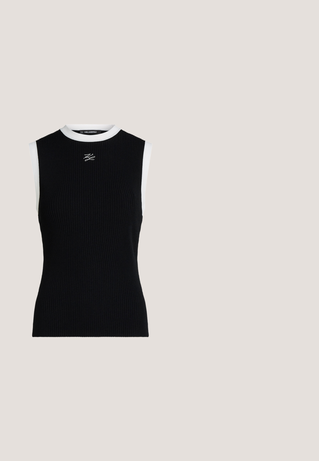 Zwart geribd gebreid mouwloos topje met witte bies bij de hals en armsgaten en een klein wit "KL"-logo geborduurd in het midden van de borst.; Zwarte lange mouwen cardigan van doorschijnende kant met plooidetails, met een V-hals en zes zilverkleurige knopen aan de voorkant.; Zwarte denimbroek met wijde pijpen, hoge taille, knoopsluiting aan de voorkant en klassieke vijfzakkenontwerp. Gladde textuur en strakke lijnen.; Zwarte lakleren high heel pump met een spitse neus, slank ontwerp en een smalle stiletto hak, met een gladde, glanzende textuur.; Zwarte gepatineerde leren handtas met een driehoekige vorm, voorzien van een bovenrits en een verstelbare schouderriem. Logo "KARL LAGERFELD JEANS" in zilver.; Zilveren armband met een cirkelvormig middenstuk versierd met kleine heldere kristallen en een verstelbare sluiting met een driehoekige hanger.