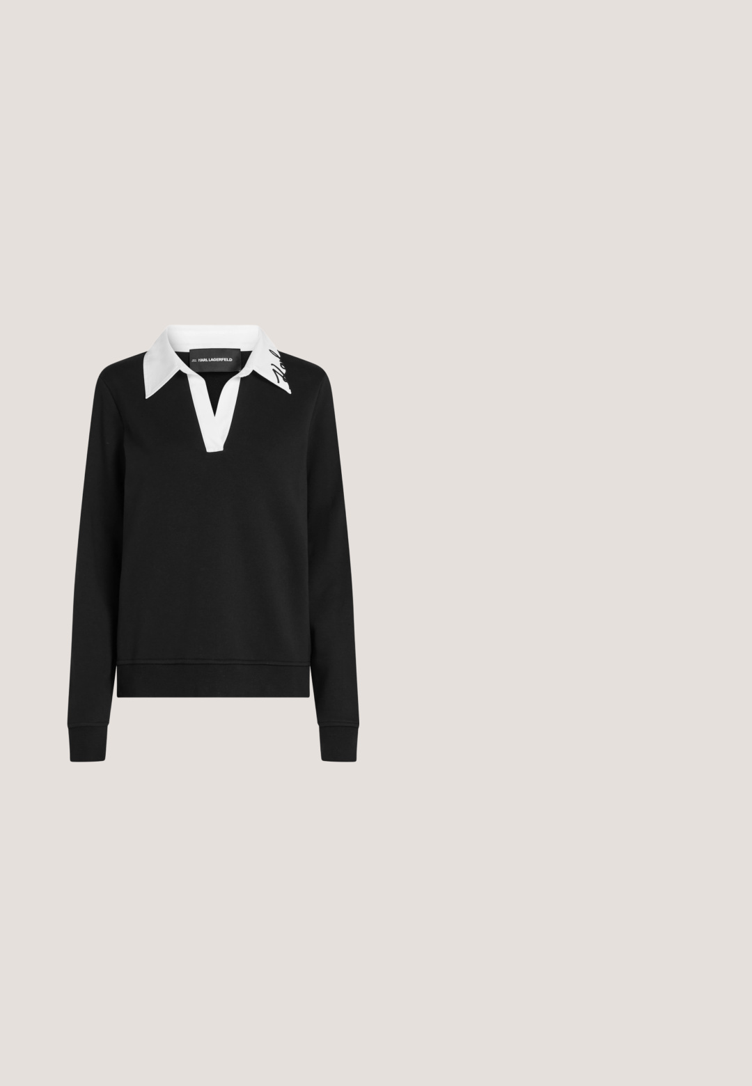 Musta collegepaita, jossa on valkoinen poolokaulus, V-pääntie ja pitkät hiihat. Kauluksessa on Karl Lagerfeld -logo. Sileä pinta.; Musta ribbineulottu hihaton paita korkealla kaula-aukolla ja valkoinen "Karl Lagerfeld Jeans" -logo kauluksen läheisyydessä keskellä.; Vartalolteen istuvat, leveälahkeiset farkut tummanharmaasta denimsestä. Niissä on klassinen viiden taskun malli ja näkyvät saumat etuosan saumoissa.; Valkoinen korokepohjakenkä, jossa punaiset yksityiskohdat, punaiset nauhat, sivussa kohokuvioitu logo, merkitty kantapäänauha ja paksu pohja, kuvattuna sivulta valkoisella taustalla.; Punainen kangaskassi pitkillä kahvoilla, jossa valkoinen lihavoitu teksti "KARL LAGERFELD JEANS" edessä yksivärisellä taustalla.; Hopeinen ketjukaulakoru, jonka riipus on muotoiltu puoli kultaiseksi, puoli hopeiseksi kiillotetuksi sydämeksi, ja säädettävä lukko, jossa on pieni pyöreä tunniste.