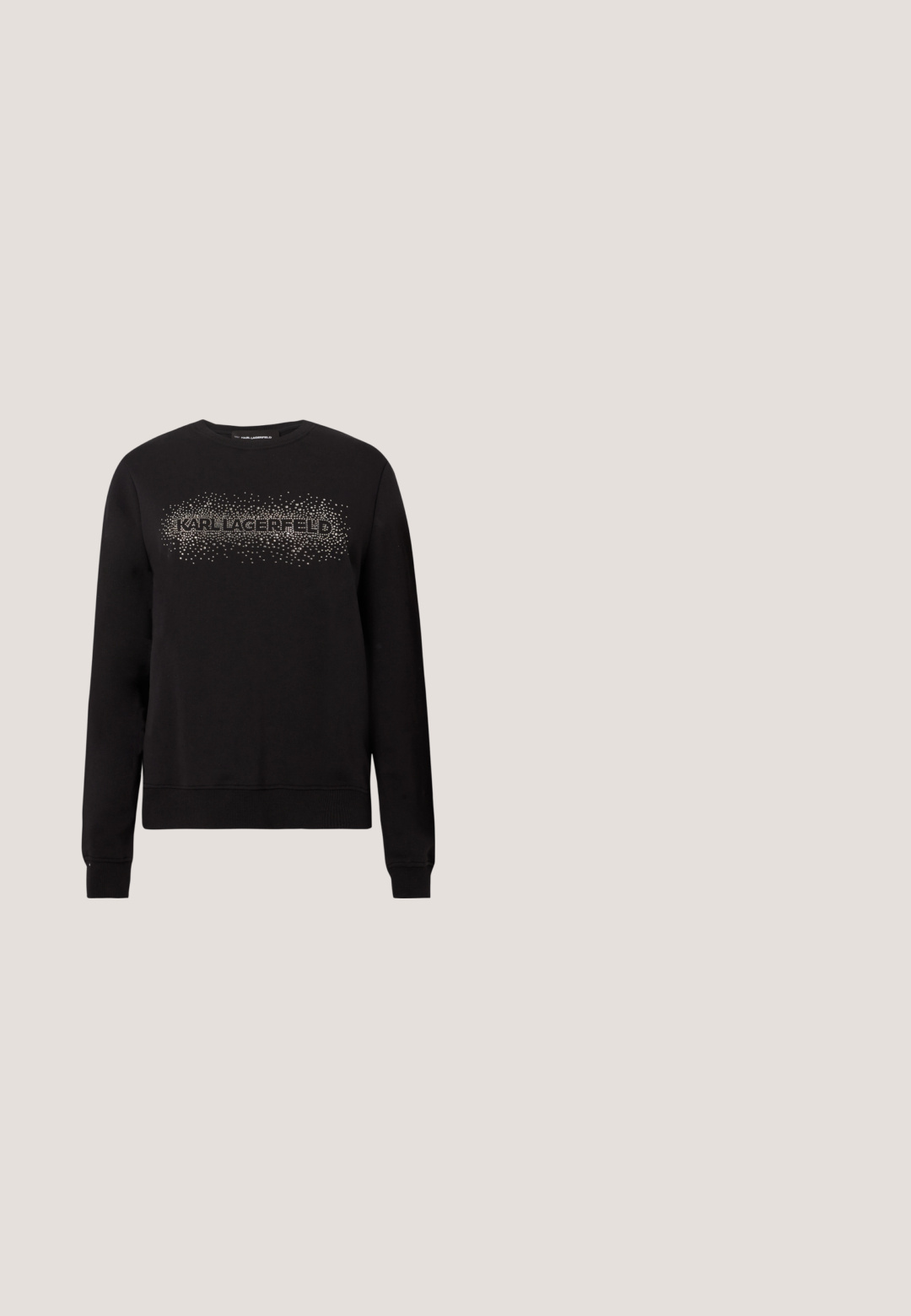 Schwarzer Kapuzenpullover mit rundem Halsausschnitt und langen Ärmeln, mit silbernem, genietetem Logotext über der Brust. Rippbündchen an den Ärmeln und am Saum.; Hellrosa langärmlige Bluse mit vertikalen Falten an der Vorderseite, hohem Kragen mit Knopf und dezenten, gerafften Details an den Schultern.; Schlanke Jeans aus dunkelblauem Denim mit glatter Textur, fünf Taschen-Design und einem Knopfverschluss am Bund. Merkmale sind dezente Nähte.; Schwarzer Slingback-Schuh aus Lackleder mit spitzer Schuhspitze, kleinem Blockabsatz und verstellbarem Riemen mit Ausschnittdetails und Logoakzenten.; Schwarze Ledertasche mit zwei oberen Griffen und einem abnehmbaren Schulterriemen. Mit goldfarbenem Logoanhänger und strukturierter Oberfläche.; Zwei längliche, glatte, weiße, ovalförmige Objekte mit spitzen Enden, die sanfte Schatten auf eine helle Oberfläche werfen.