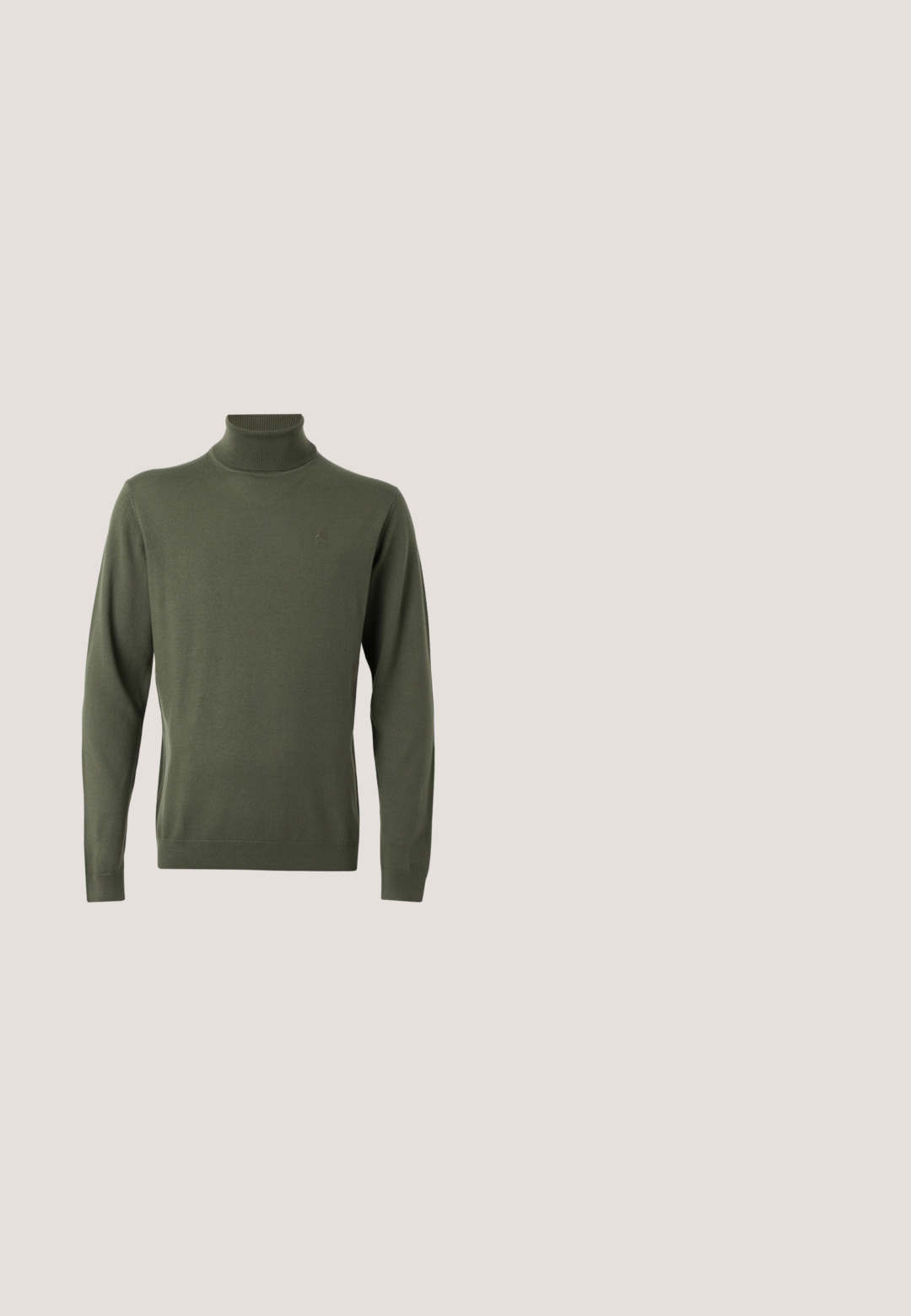 Jersey de cuello alto verde oliva de manga larga con cuello, puños y dobladillo acanalados sobre un fondo claro y liso.; Pantalones tailored negros con una textura suave, diseño de pierna recta, cintura segura y sin patrones o adornos visibles.; Zapato de vestir de hombre de cuero negro con cordones, puntera puntiaguda y tacón bajo, visto desde el lado exterior sobre un fondo blanco.; Gafas de sol de black metal con lentes grises. Forma octagonal, brazos delgados, logo en un lado y almohadillas nasales transparentes para mayor comodidad.; Maletín negro de cuero texturizado con dos asas y una correa de hombro desmontable, con cremallera plateada y herrajes metálicos.; Cinturón de cuero negro con hebilla rectangular plateada grabada con "BOSS", enrollado en forma de círculo sobre un fondo claro y liso.