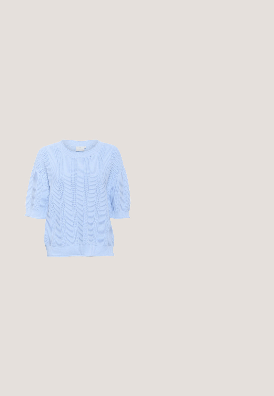Hellblau gestrickter Pullover mit kurzen Ärmeln, ribbeliger Textur und rundem Ausschnitt. Mit überschnittenen Schultern und lockerer Passform.; Dunkelblaue Jeansjacke mit Kragen, Frontknopfverschluss, peplumförmigem Saum und vertikalen Nahtdetails an Ärmeln und Körper.; Denim weit geschnittene Hosen mit Kordelzug, in einem mittelblauen Farbton, geradem Schnitt und subtilen Nähdetails.; Dunkles Denim-Sneaker mit einem hellblauen Obermaterial, weißen Akzenten und einer strukturierten beige Gummisohle. Schnürdesign mit gepolstertem Kragen.; Blaue Veloursleder-Halbmonden-Schultertasche mit verstellbarem Riemen, Reißverschluss und Quasten-Detail an der Seite.; Silberfarbene abstrakte Ohrringe mit glatten, glänzenden Oberflächen und organisch geformten Kurven für ein modernes Design. Mit Steckverschluss.