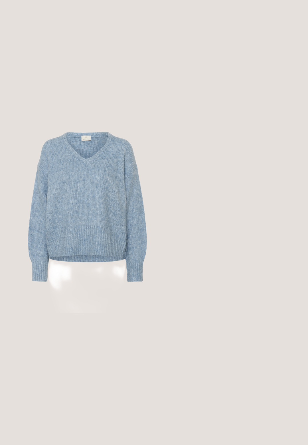 Pull en tricot bleu clair avec un col en V, des épaules tombantes, des poignets et un ourlet côtelés. Texture douce avec une coupe ample.; Veste en denim bleu foncé avec broderies florales blanches, boutons à l'avant, deux poches à rabat et manches longues.; Pantalons largement coupés de couleur bleu clair avec des rayures horizontales blanches, dotés d'une taille douce et d'une texture en coton lisse.; Baskets beiges et bleu clair avec une tige en cuir lisse, des accents texturés, des lacets plats et une semelle en caoutchouc épaisse de couleur marron clair.; Sac à épaule bleu clair en matériau texturé, présentant un motif en losange et une anse courbée. Fermeture zippée sur le dessus.; Chouchou en tissu froissé à rayures crème et bleu clair avec texte noir sur fond blanc uni.