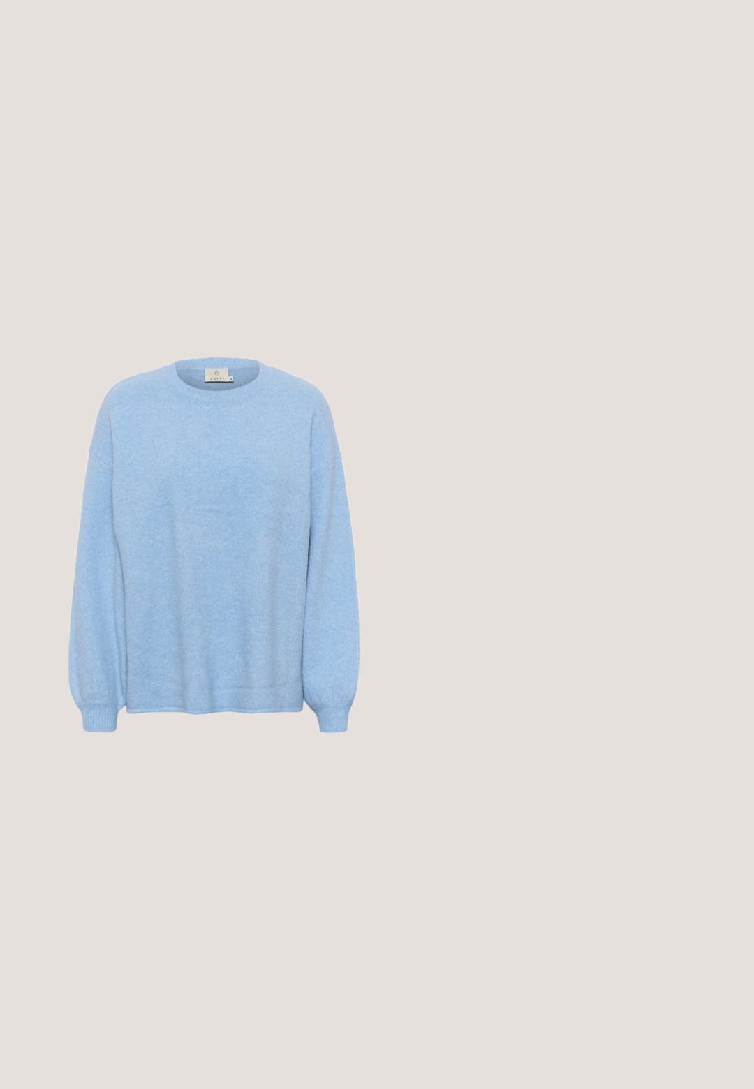 Lyseblå strikket sweater med rund halsudskæring, drop shoulders og ribbede manchetter. Blødt, struktureret stof med en afslappet pasform.; Lysblå denimskjorte med sølvfarvede pailletter, lange ærmer, krave, to brystlommer og trykknaplukning. Glat tekstur og detaljeret udsmykning.; Marineblå korte bukser med opbukne kanter, forlommer med lap, knaplukning og bæltestropper, lavet af et glat stof.; Lyseblå og hvid sneakers med mesh-overdel, ruskindsdetaljer, en tekstureret sål og et reflekterende logo. Har orange træksnor og snørebånd.; Lyseblå læder crossbody-taske med justerbar strop, frontlomme med lynlås og sølvhardware.; Sølvfarvede hoop øreringe med store, runde, glatte hvide perler. Designet er glat med en poleret finish og en enkel lukningsmekanisme.