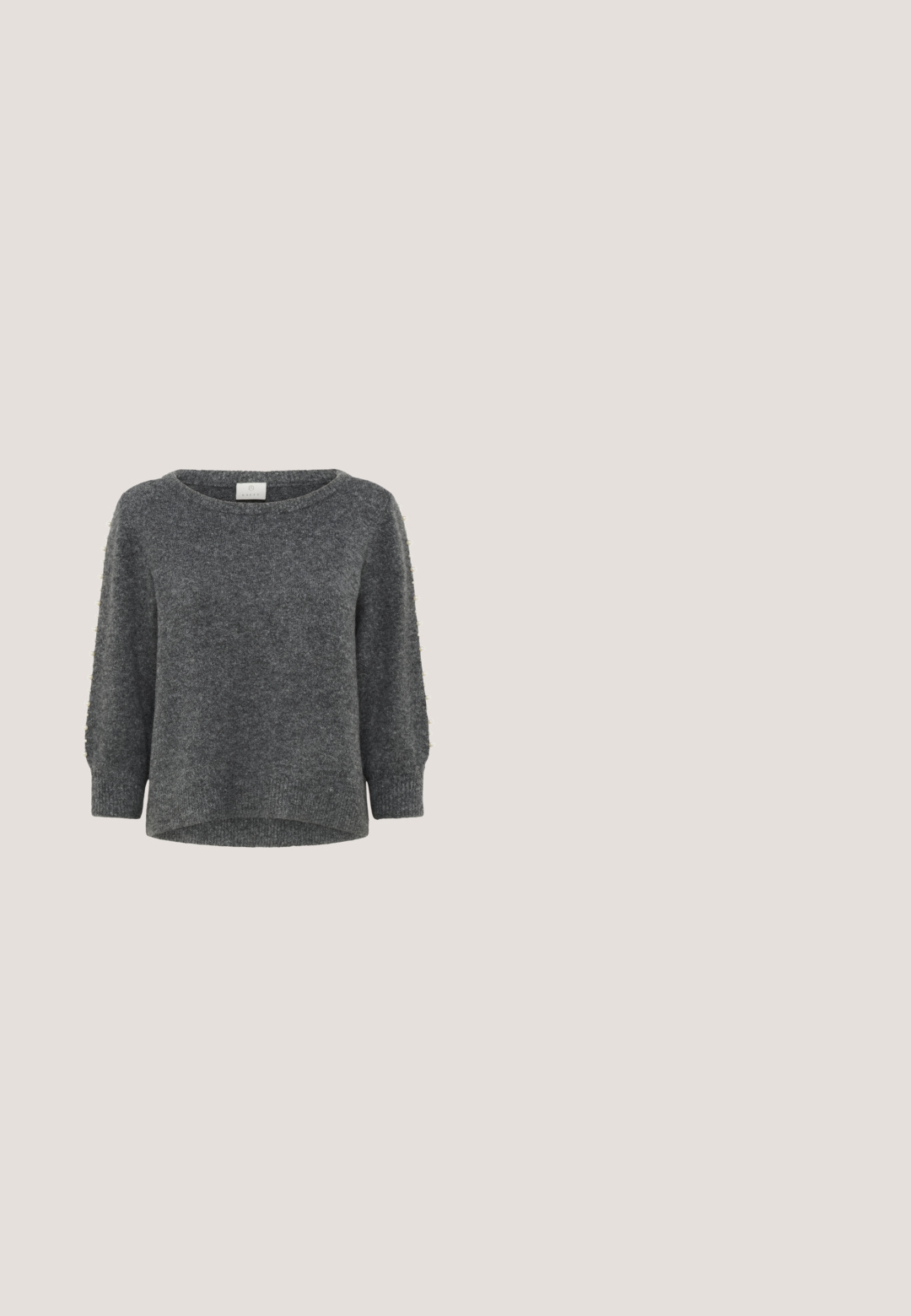 Kaffe KABETTY - Strickpullover - grey melange; Jeansjacke in Hellblau mit einem Peplumsaum, spitzem Kragen und vorderem Knopfverschluss. Mit sichtbaren Nähten und langen Ärmeln.; Grau-weite Hosen mit vertikalen weißen Streifen. Hergestellt aus weichem Stoff, mit einem elastischen Bund und einem lockeren, bequemen Schnitt.; Hellblaue und beige Sneakers aus Wildleder und Mesh-Materialien, mit perforierten Akzenten, runder Zehenpartie und einer strukturierten Gummisohle.; Beige halbmondförmige Handtasche mit einem schwarzen und silbernen Perlenriemen und einem Reißverschluss oben, Pepe Jeans-Logo auf der Vorderseite geprägt.; Silberne Spiralohrstecker mit einer strukturierten, wellenförmigen Gestaltung und polierter Oberfläche, die kreisförmige Formen und filigrane Details betonen.