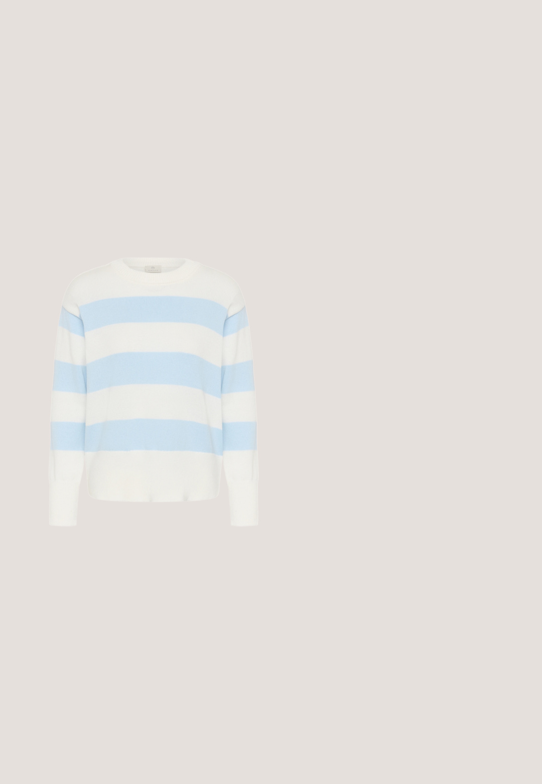Pull en maille blanche avec larges rayures horizontales bleu clair et manches longues sur un fond uni.; Chemise en denim bleu avec un devant à boutons, deux poches poitrine, un col pointu et une coupe décontractée. Présente des éléments en argent et des détails de couture.; Pantalons larges en denim bleu marine, avec une taille haute, deux plis à l'avant et une coupe droite jusqu'à la cheville avec un ourlet net.; Baskets en daim bleu clair avec des accents blancs et bleu foncé, semelle beige et lacets blancs sur fond blanc.; Sac à bandoulière en cuir bleu clair avec texture grainée et fermeture éclair, doté d'une sangle unique et d'un petit logo en métal sur le devant.; Paire de boucles d'oreilles créoles dorées brillantes en forme de croissant avec tiges en argent et fermoirs papillon dorés sur fond blanc.