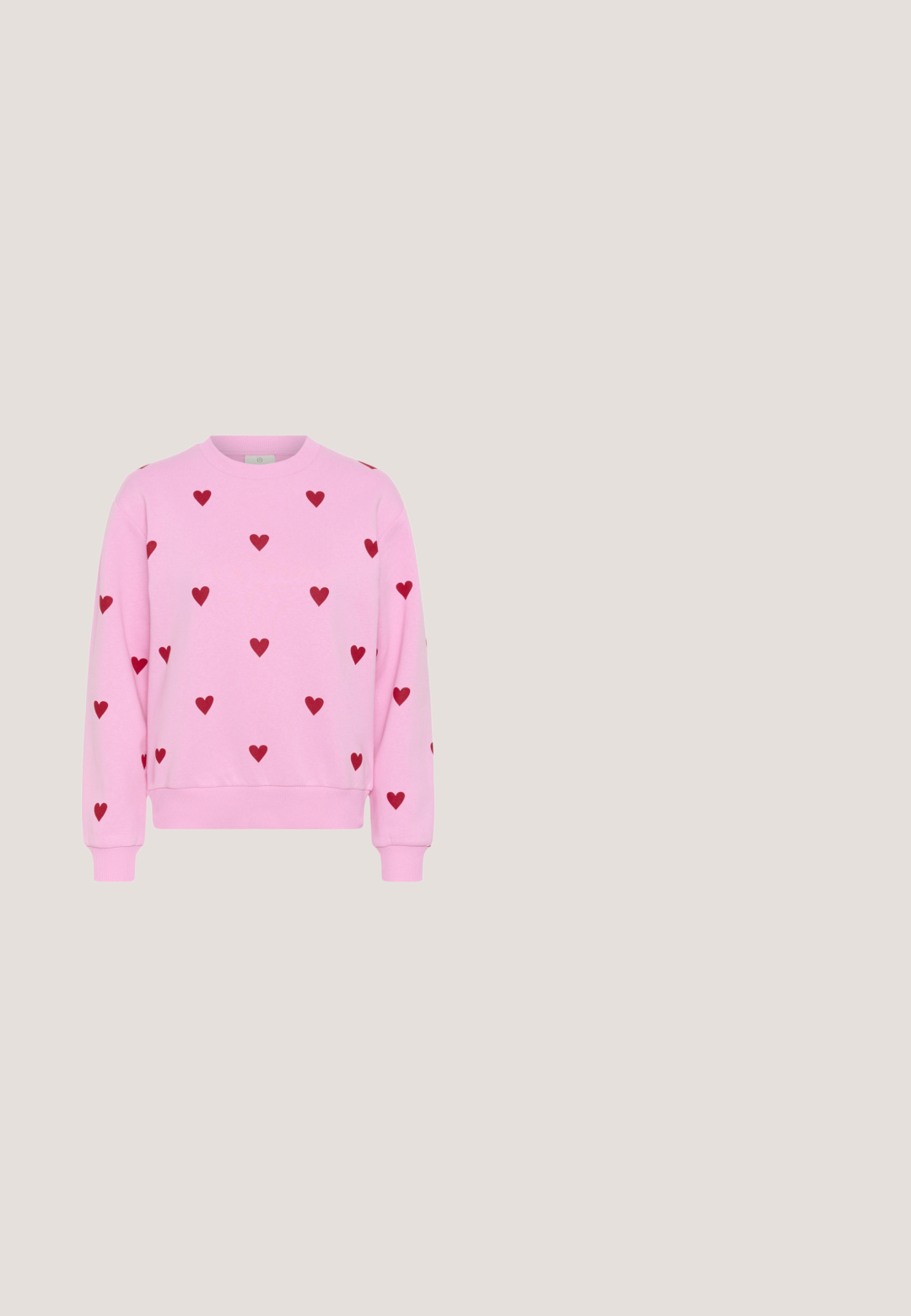 Rosa Sweatshirt mit durchgehendem roten Herzmuster, gerippten Bündchen, Saum und Rundhalsausschnitt.; Rosa Kordjacke mit langen Ärmeln, zwei Brusttaschen und braunen Knöpfen. Sie verfügt über einen klassischen Kragen und einen strukturierten, gerippten Stoff.; Pastellrosa Baumwollshorts mit elastischem Bund und Kordelzug, mit seitlichen Taschen und rohen Saumkanten.; Niedriger pinker Veloursledersneaker mit hellrosa Streifen, weißen Schnürsenkeln, brauner Gummisohle und "AVA"-Logo an der Seite nahe der Sohle.; Rosa Leder-Crossbody-Tasche mit rechteckiger Form, Klappenverschluss, verstellbarem Trageriemen und subtilen Nahtdetails. Glatte Textur, minimales Zubehör.; Goldene und pinke, halbmondförmige Steckerohrringe mit Stegstiften auf weißem Hintergrund.