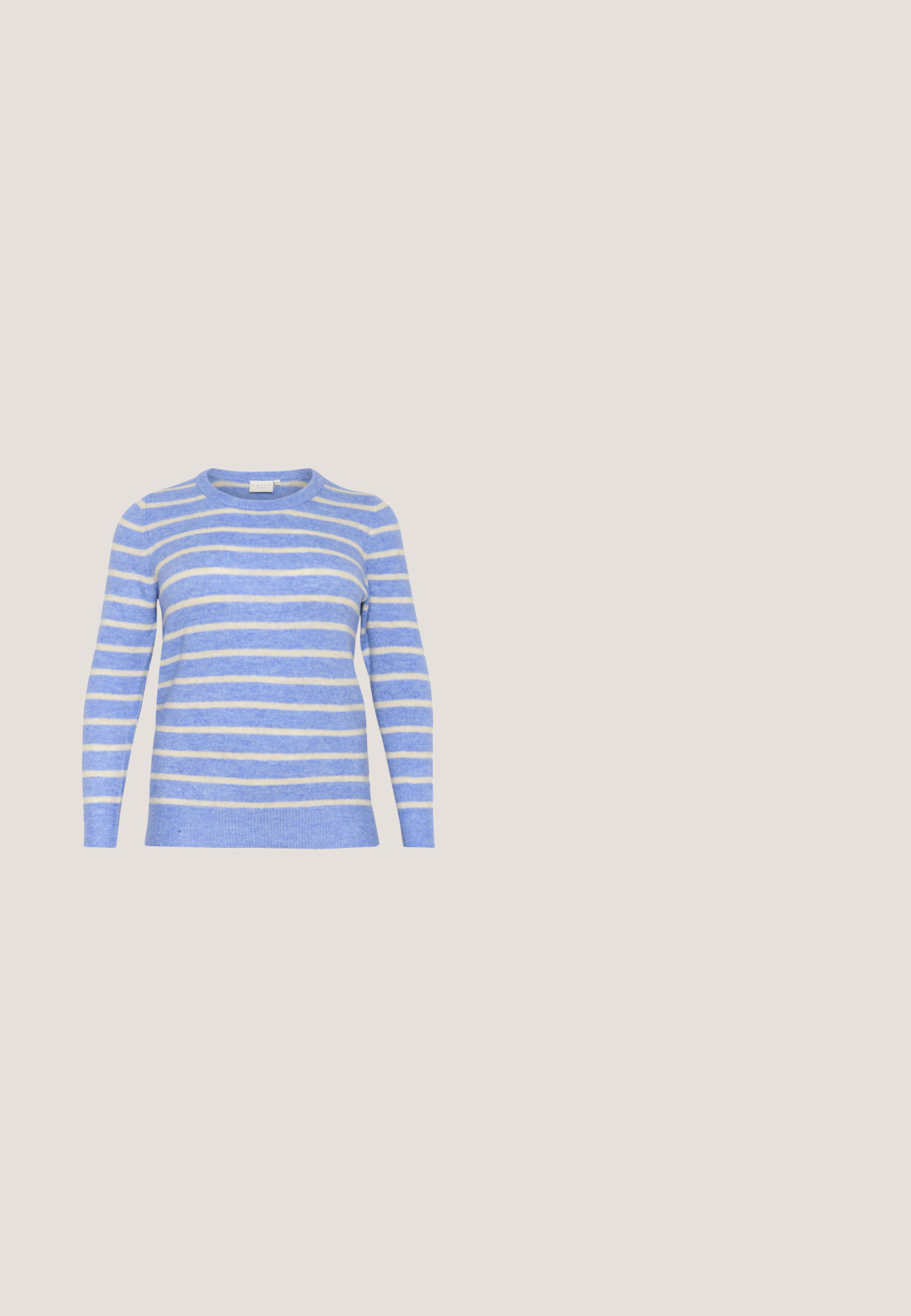Blå og creme stribet sweater lavet af blødt stof. Rund halsudskæring og lange ærmer. Vandrette striber i forskellig bredde over kroppen.; Lysblå denimskjorte med sølvfarvede pailletter, lange ærmer, krave, to brystlommer og trykknaplukning. Glat tekstur og detaljeret udsmykning.; Kaffe Curve KCLOUISA - Jeans Tapered Fit - medium blue chambray; Lyseblå ruskindsneaker med rundet tå, hvide detaljer og tekstureret sål af gummigummi. Har seks snørehuller og et minimalistisk design.; Blå lædertaske med en struktureret design, der har en sølvfarvet lynlås, justerbar strop og en kontrastfarvet marineblå bagside.; Par sølv teksturerede øreringe med bølgede, uregelmæssige kanter og stiftlås på hvid baggrund.