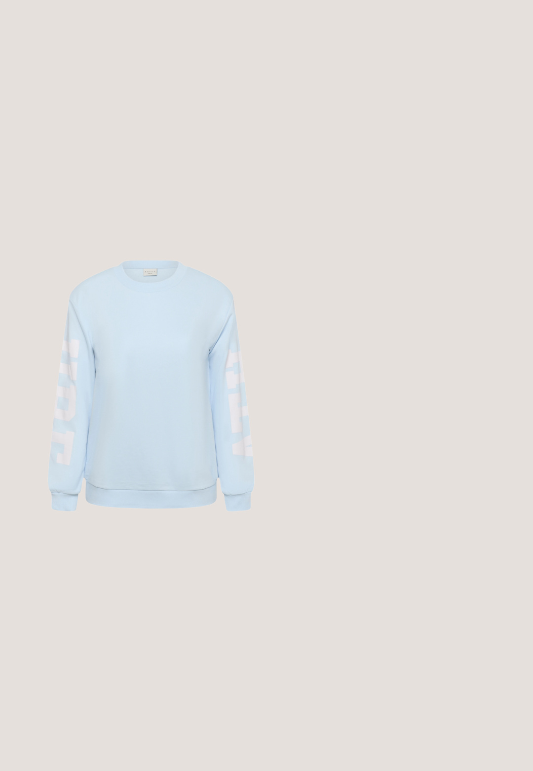 Lichtblauwe sweatshirt met lange mouwen, geribbelde manchetten en kraag, witte blokletters op beide mouwen, en een klein merklabeled aan de binnenkant van de kraag.; Lichtblauw denim overhemd met zilveren pailletten, lange mouwen, kraag, twee borstzakken en drukknoopsluiting. Gladde textuur en gedetailleerde versieringen.; Lichtblauwe cropped broek met een elastische tailleband, met een losse pasvorm en een gladde denimtextuur. Geen zijzakken zichtbaar.; Blauwe canvas sneakers met een gestructureerd ontwerp, witte accenten en een dikke zool. Vetersluiting en een ronde neus.; Blauwe handtas met luipaardprint en een gebogen vorm, gemaakt van gestructureerde stof. Voorzien van een verstelbare riem en een subtiel logo aan de voorkant.; Zilverkleurige oorringen met een gedraaide touwontwerp en een rij heldere steentjes langs de rand. Gladde textuur met een glanzende afwerking.