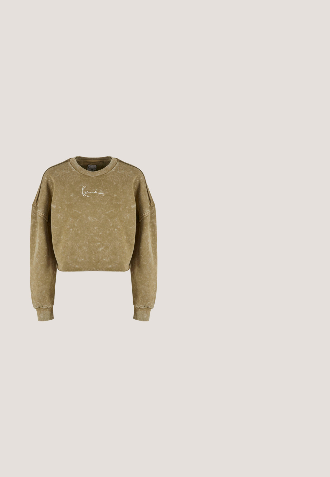 Olivovo zelená cropped mikina s textúrovaným povrchom, širokými rukávmi a bielym logom na hrudi. Design dopĺňajú rebrované manžety.; Vesta bez rukávov s maskáčovým vzorom v zelených a béžových odtieňoch, vertikálne prešívané biele čiary a zapínaním na zips vpredu.; Khaki cargo nohavice s elastickým pásom, viacerými bočnými vreckami a nastaviteľnými manžetami. Vyrobené z odolnej látky s hladkou textúrou.; Biele kožené tenisky Nike Air Force 1 s zelenými akcentmi, šnúrkami a podrážkou; s perforovanou špičkou a zlatým detailom v oblasti šnúrok.; Slnečné okuliare s čiernym rámom, širokými stranicami a veľkými žltkavými šošovkami, zobrazené na bielom pozadí.; Maskovacia ľadvinka v zelených, hnedých a žltých farbách; vyrobená z odolného materiálu; obsahuje nastaviteľný popruh a zipsový vrecko.