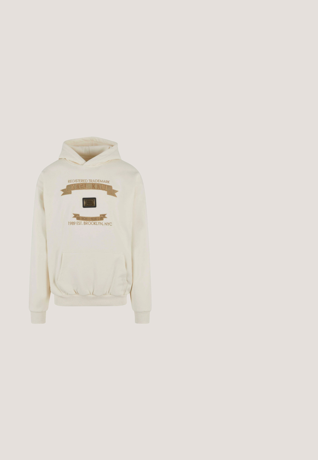 Cremefarbener Hoodie mit einer frontalen Kängurutasche, gerippten Bündchen, dekorativer goldener Stickerei und einem rechteckigen schwarzen Logopatch auf der Brust.; Braunfarbenes Button-Up-Shirt mit strukturiertem, gewundenem Muster, leichtem Stoff, langen Ärmeln und weißen Knöpfen zur Vorderseite als Verschluss.; Beige Cargo-Hosen mit mehreren Seitentaschen, einem vorderen Knopfverschluss und Kordelzügen an den Bündchen. Hergestellt aus einem leichten Stoff mit glatter Textur.; Beige Sneaker mit skulpturiertem, gemustertem Synthetik-Obermaterial und Wildlederakzenten. Verfügt über eine Schnürung, eine dicke Gummisohle und ein schwarzes Branding-Detail.; Rechteckige randlose Sonnenbrille mit verlaufenden bernsteinfarbenen Gläsern und dünnen goldenen Metallbügeln sowie -brücke auf weißem Hintergrund.; Braune strukturierte Leder-Umhängetasche mit vorderer Reißverschlusstasche, silbernen Reißverschlüssen und einem schwarzen verstellbaren Riemen, gebrandet mit dem Guess-Logo.