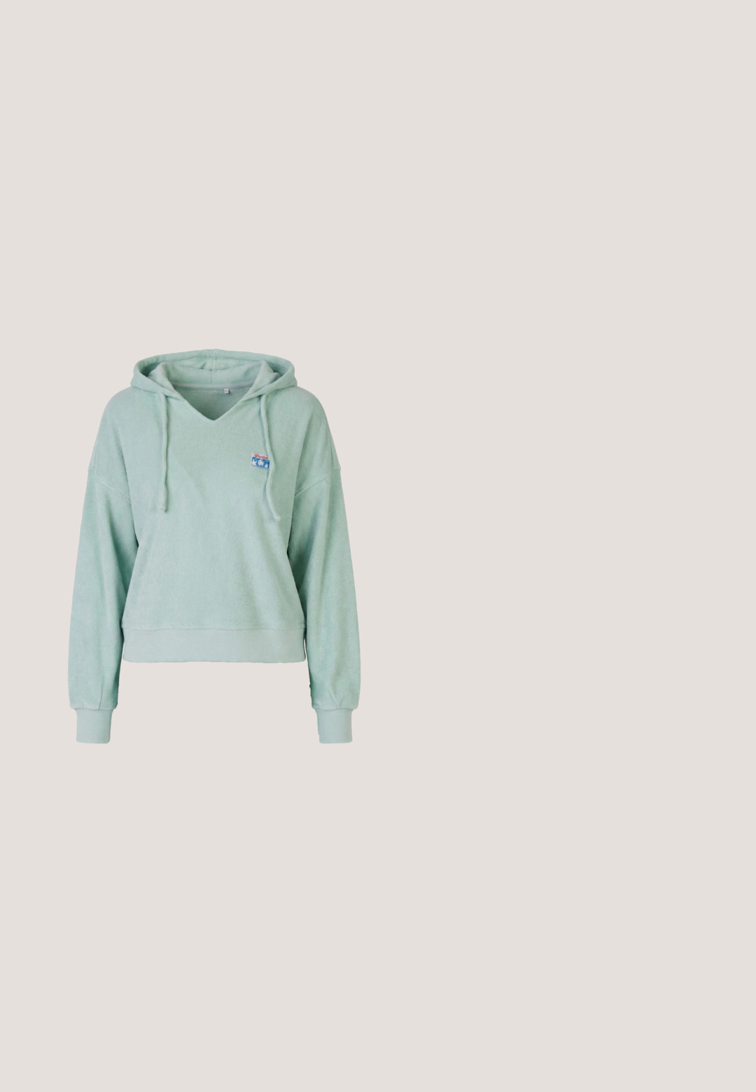 Lichtgroene fleece hoodie met trekkoorden, lange mouwen, geribbelde manchetten en zoom, en een klein kleurrijk patch op de linkerborst.; Witte T-shirt met korte mouwen, lichtblauwe schelpafbeelding en tekst "Salt Breeze" op de voorkant, ronde hals en comfortabele pasvorm.; Lichtgroene zwemshorts met een blauw palmboom- en wolkenpatroon, voorzien van een koord in de taille en contrasterende blauwe bies onderaan.; Witte sportschoen met ademend mesh en synthetische materialen, drie zilveren strepen, een getextureerde rubberen zool en een gevoerde kraag.; Rechthoekige lichtgroene zonnebril met grijs getinte lenzen en het "vogue" logo op de poot, weergegeven onder een lichte hoek op een witte ondergrond.; Gouden hoepeloorbellen met multikleurrijke keramische kralen in groen, geel, wit en oranje, met een gladde, glanzende textuur.