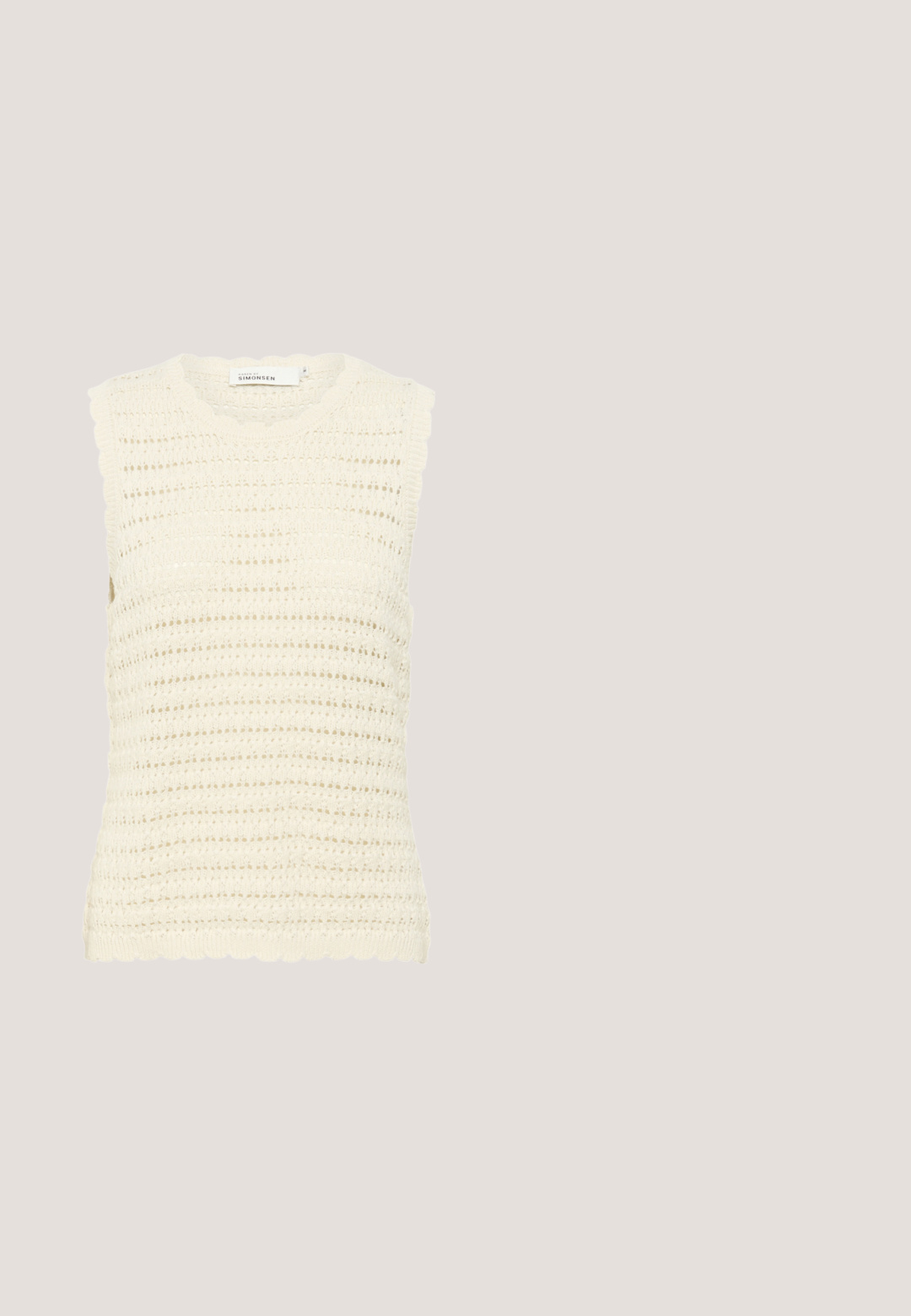 Top en tricot crème texturé avec un décolleté et des bords d'épaules en forme de vagues, présentant un motif en maille ouverte et un design sans manches.; Blouse marron sans manches avec des rayures blanches verticales, col en V et cinq boutons à l'avant, de la marque M&Co, taille UK 8.; Shorts rayés avec un motif marron et blanc, en coton, dotés d'une ceinture élastique et d'un cordon de serrage pour un ajustement réglable.; Tongs avec une semelle texturée beige, de fines brides brunes et des accents en paillettes dorées. Design léger adapté à une utilisation décontractée.; Lunettes de soleil en écaille de tortue avec une monture carrée épaisse, des verres dégradés et des branches élégantes présentant un motif subtil et un détail de logo.; Sac seau en cuir brun avec texture tissée, doté d'une fermeture à cordon, d'une bandoulière réglable et d'accents en métal doré.