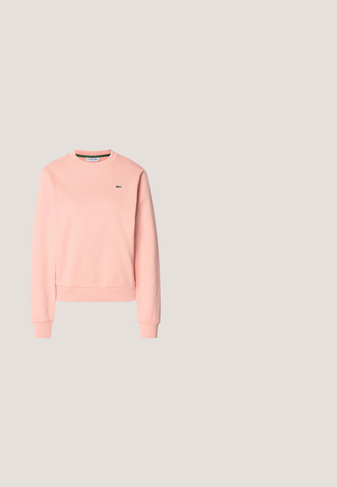 Lyserød langærmet sweatshirt med rund hals, ribbede manchetter og kant, med en lille grøn Lacoste krokodillelogo på brystet.; Hvid bomulds t-shirt med korte ærmer, rund hals og et tekstureret "LACOSTE" logo på fronten. Glat stof med en regular fit.; Sort lang nederdel med frontknap og lynlås, sidelommer, og et rødt "Remove Before Flight" stofmærke på taljen.; Beige og brun lav sko med chunky sål og "GUESS" branding langs siden, vist i højre profil.; Kremfarvet tote-taske med sorte prikker og lange håndtag, med hvid label med teksten "Mads Nørgaard Copenhagen."; Par mellemstore skinnende sølv hoops øreringe med tynde metal spænder på en lys neutral baggrund.