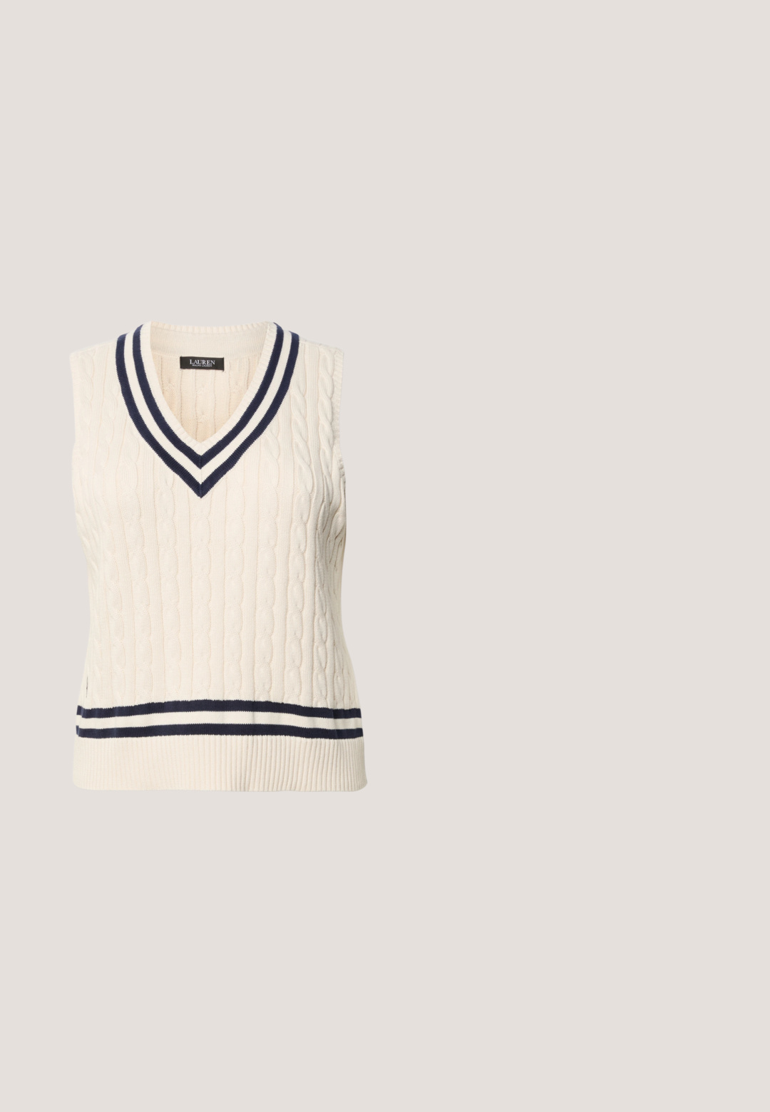 Crèmekleurig kabelgebreid mouwloos sweatervest met marineblauwe en crèmekleurige gestreepte V-hals en zoomdetails.; Witte blouse met lange mouwen, hoge hals en ruches langs de voorkant en schouders, afgebeeld op een effen achtergrond.; Witte, rok tot de knie met een gestructureerde stof, met een hoge taille en een uitlopende ontwerp voor een volumineus effect.; Zwarte leren schoenen met een lage blokhak, voorzien van een decoratieve tassel, geschulpte randen en een verstelbare enkelband.; Donkerbruine suède handtas met lange dubbele bandjes, rechthoekige vorm en drie klepzakken met goudkleurige gespsluitingen.; Gouden kettinghalsketting met onregelmatige schakels en kleine witte parels die aan één kant verspreid zijn, weergegeven op een effen lichte achtergrond.