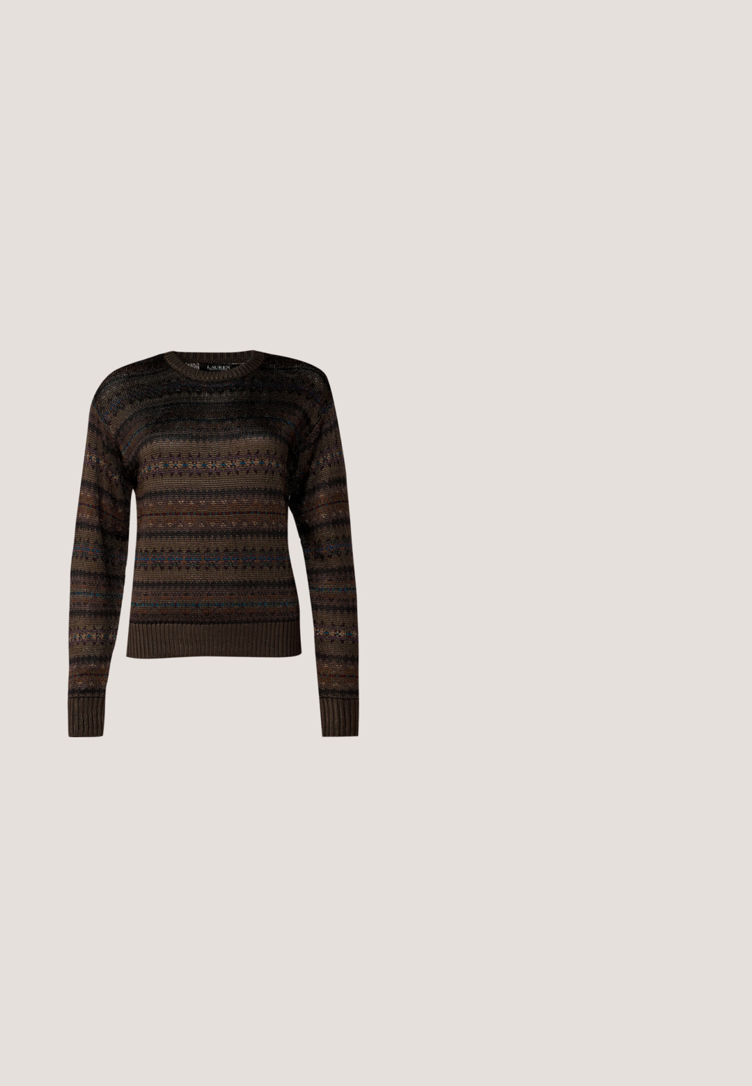 Brauner Strickpullover mit rundem Ausschnitt, langen Ärmeln und strukturierten Streifen mit mehrfarbigen Akzenten.; Langärmliges Hemd mit Knöpfen, vertikal weißen und dunkelgrünen Streifen und einem kleinen bestickten Logo auf der linken Brust.; Braune Wildlederhosen mit geradem Schnitt, ausgestattet mit zwei aufgesetzten Taschen vorne und einer glatten Textur. Knopfverschluss an der Taille.; Brauner Lederstiefel bis zur Mitte der Wade mit niedrigem Holzabsatz, runder Spitze und dekorativem Riemen mit Metallnieten rund um den Knöchel.; Braune Wildleder-Shopper-Tasche mit zwei Schulterriemen, Knopfverschlusslasche und Polo Ralph Lauren-Logo vorne und am Anhänger.; Brauner Ledergürtel mit goldener Schnalle und goldenem "RL" Initialdetail an der Schlaufe, dargestellt vor einem schlichten hellen Hintergrund.