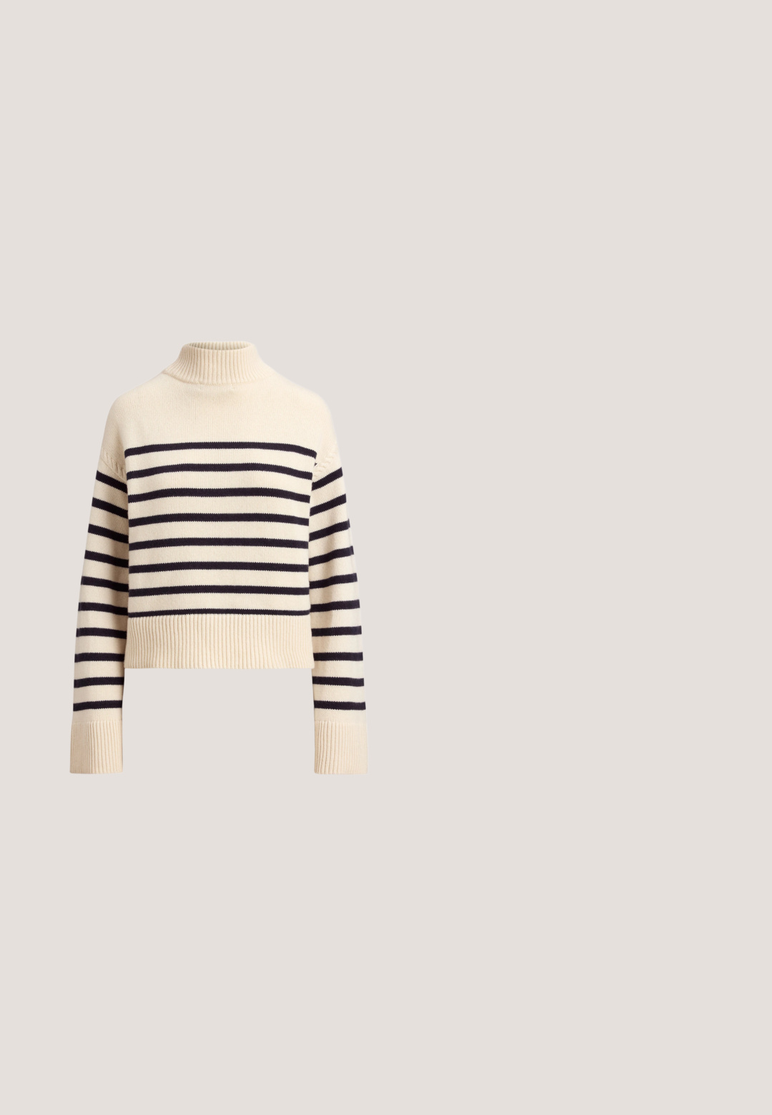 Krem- og marineblåstribet strikket sweater med høj krave, ribstrikkede manchetter og kant. Croppet design med blød tekstur og lange ærmer.; Blå og hvide stribede langærmede skjorte med slå-om knapper, enkeltlomme, blødt stof, afslappet pasform, manchetter med striber.; Khaki vidde cargobukser med forlommelommer, sidelommer med klapper og knapper samt en guldnøglekæde, der hænger fra linningen.; Hvidt læder spidst stiletto hæl med slank høj hæl og glat finish, vist fra siden på en ensartet lys baggrund.; Lille struktureret lys gul håndtaske med to øverste håndtag og en lynlåsklap på en ensfarvet hvid baggrund.; Guldcreoler med rektangulære pink ædelsten sat nær låsene mod en ens hvid baggrund.