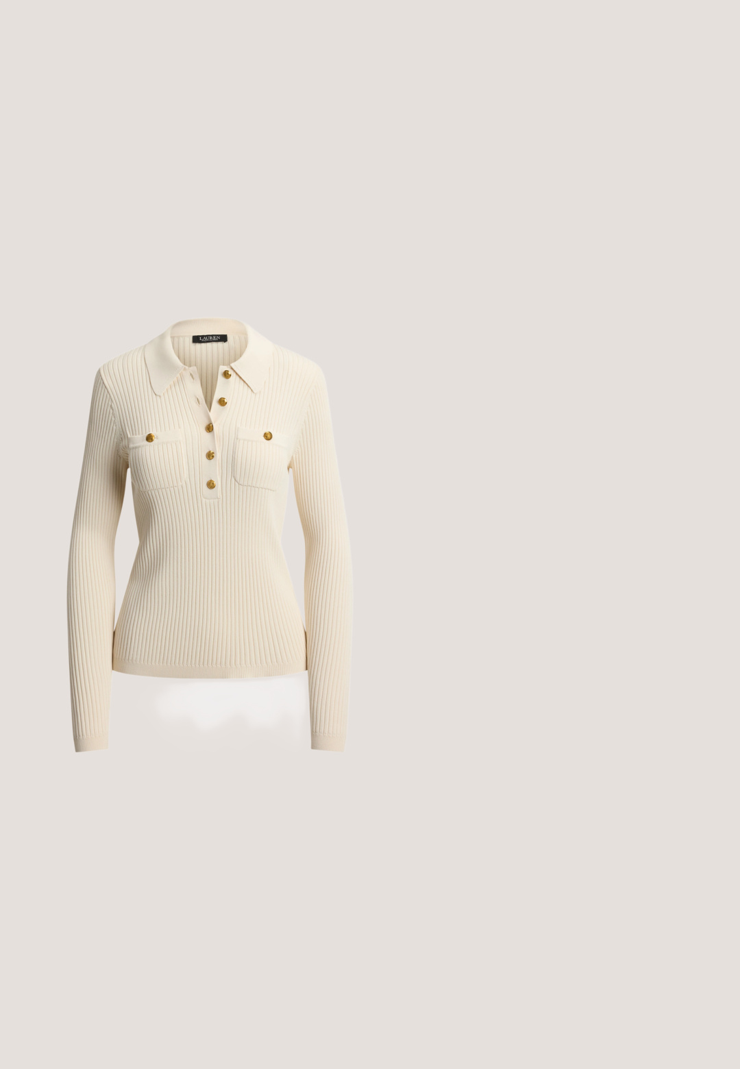 Crèmekleurige geribde polotrui met lange mouwen, gouden knopen en twee borstzakken op een effen achtergrond.; Witte katoenen t-shirt met een zwarte omlijning van het woord "POLO" op de voorkant, korte mouwen en een ronde hals.; Beige katoenen shorts met een rechte snit, knoopsluiting en twee voorzakken. Soepele textuur en omgeslagen zoom detail.; Donkerbruine leren enkellaars met veters aan de voorkant, gouden gespband en dikke zwarte profielzool.; Kattenoogzonnebril met een schildpadpatroon, bruine gradient lenzen en armen met zwarte spikkels. Met een logo op de poot.; Donkerbruin suède handtas met twee bovengrepen, gouden hardware, ritssluiting en een afneembare tag. Heeft een gestructureerd ontwerp en een platte bodem.