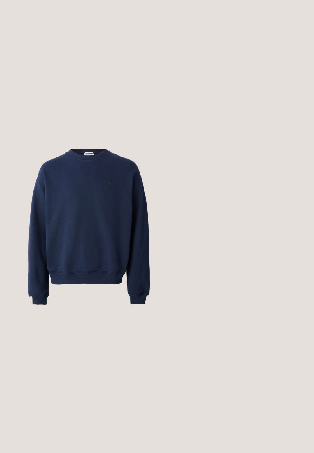 Sudadera azul marino de manga larga con cuello redondo, puños y bajo acanalados, con un pequeño logo tonal bordado en el pecho izquierdo.; Polo blanco hecho de una suave tela de algodón con un cuello clásico, una tapeta de tres botones y un pequeño logo de cocodrilo verde en el pecho.; Pantalones de chándal color crema, hechos de una tela suave, con una cinturilla elástica, piernas ajustadas y tobillos ceñidos. Diseño simple sin patrones.; Zapatillas blancas con parte superior de cuero liso, acentos de ante y suela de goma. Presentan un logo en relieve y un diseño con cordones. Estética minimalista.; Bolso bandolera beige hecho de material sintético texturizado, con un patrón geométrico, correa ajustable y un acento de logo redondeado.; Pulsera de eslabones metálicos en tono dorado con un logo de cocodrilo verde en un eslabón rectangular, mostrada sobre un fondo liso y claro.