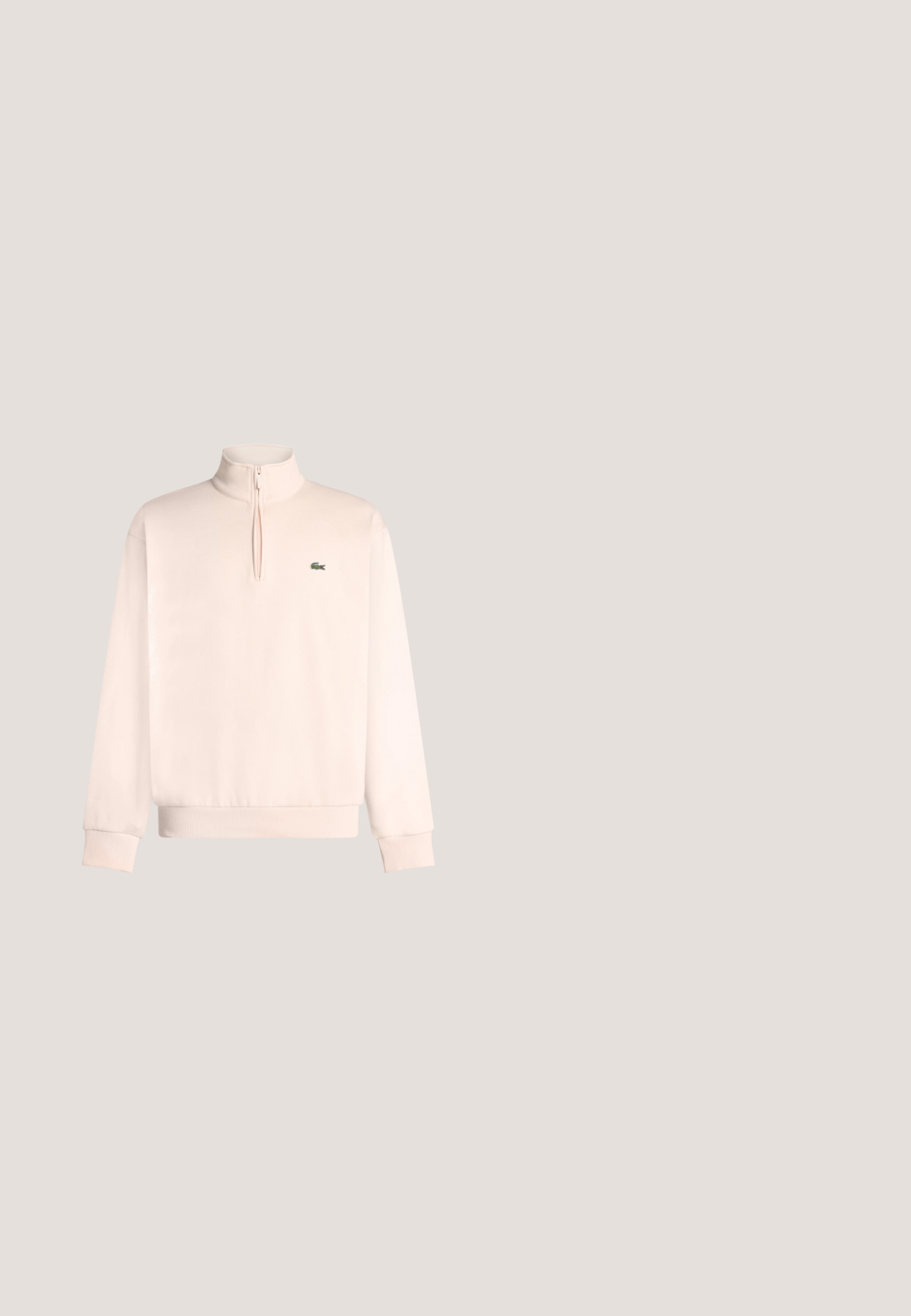 Hellrosa Langarmpullover mit kurzem Frontreißverschluss und kleinem grünem Krokodil-Logo auf der linken Brust.; Beige Polohemd aus strukturiertem Stoff, mit einem Drei-Knopf-Verschluss und dem auf der linken Brust gestickten Lacoste-Logo. Kurze Ärmel.; Beige, leichte Baumwollhose mit geradem Beinschnitt, ausgestattet mit einem Knopfverschluss und einer dezenten Textur. Lacoste-Logo am Bund.; Weiße Ledersneaker mit grünen Akzenten, Schnürdesign, goldenen Ösen und strukturierten Paneelen. Dicke cremefarbene Gummisohle.; Schwarze Umhängetasche aus strukturiertem Material, rechteckige Form, mit einem Reißverschluss-Frontfach und grünem Krokodil-Logo-Akzent. Verstellbarer Gurt inklusive.; Goldfarbene Metallkette mit gedrehtem Design, glänzender Oberfläche und Schnappverschluss, hervorgehoben durch ein kleines Logotag.