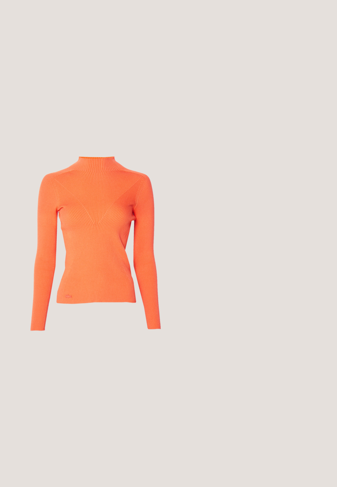 Ribattutun turtleneck-neule kirkkaassa oranssissa, jossa on pitkät hihat ja tiukka siluetti, etupuolella V-muotoiluelementti.; Vaaleansiniset korkeavyötäröiset farkut, leveät lahkeet, edessä nappikiinnitys ja vetoketju sekä näkyvät etutaskut.; Ruskea nahkainen loafer, jossa käärmeen nahkakuosi ja matala puukorko, esitetty sivulta yhdellävärisellä taustalla.; Ruskea teksturoidusta nahasta valmistettu käsilaukku, jossa kaksinkertaiset kahvat, kultainen lukon yksityiskohta ja irrotettava ketjuhihna valkoisella taustalla.; Hieno kultainen ketjurannekoru, jossa on pieniä monivärisiä jalokiviä sateenkaaren kuvion mukaisesti aseteltuna ja säädettävä kultainen lukko.; Vaalean beige teksturoitu vyö hopeisella soljella, joka on muotoiltu kursiivisilla "Karl"-kirjaimilla, valkoista taustaa vasten valokuvattu.