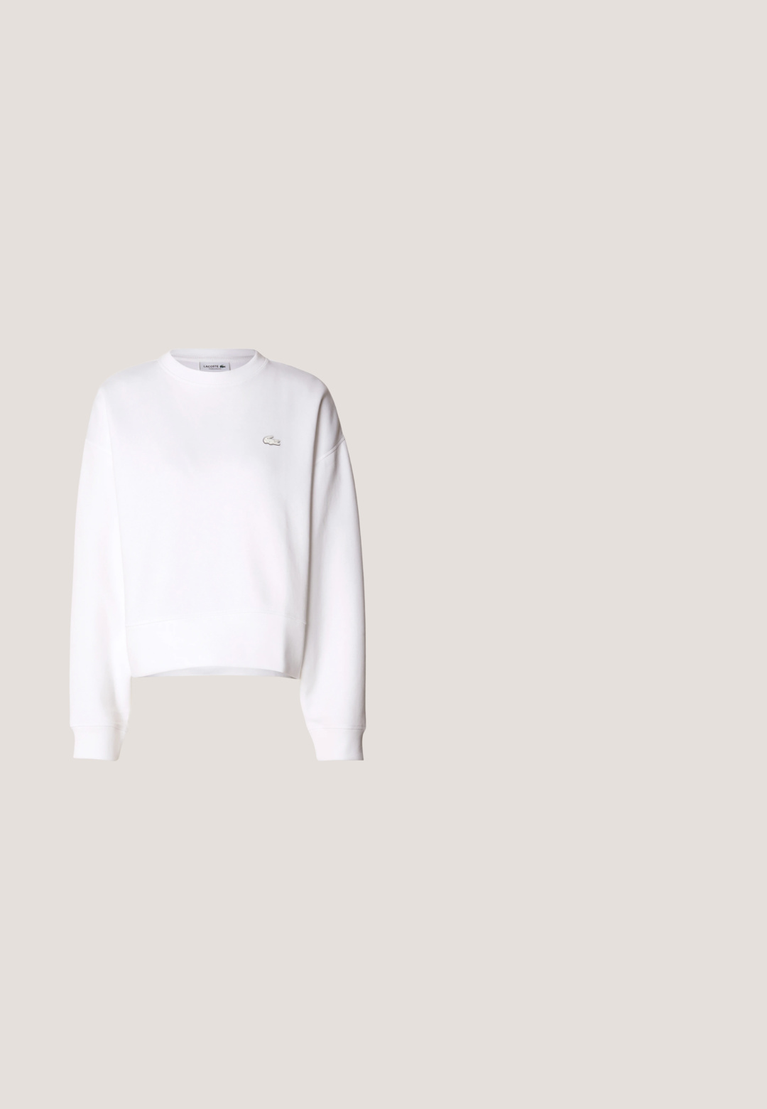 Witte cropped sweatshirt, van een katoenmix, met een ronde hals, lange mouwen, ribgebreide manchetten, featuring een klein Lacoste-logo op de borst.; Witte mouwloze tanktop met groene piping langs de halslijn en armsgaten; heeft een klein geborduurd logo op de linkerkant van de borst.; Witte casual joggerbroek met elastische tailleband en manchetten, met een klein geborduurd logo op de bovenste dij.; Witte sneakers met een gladde leren afwerking, voorzien van een beige suede accent op de hiel en subtiele branding. Gecombineerd met lichte beige broek.; Zwarte tote bag met een gladde buitenkant, lange handvatten en een ritsafsluiting. Heeft een klein groen krokodillenlogo op de voorkant.; Parelsstud oorbellen met een glanzende afwerking; versierd met een kleine gouden krokodilaccent op elke oorbel. Cirkelvormig, gladde textuur.
