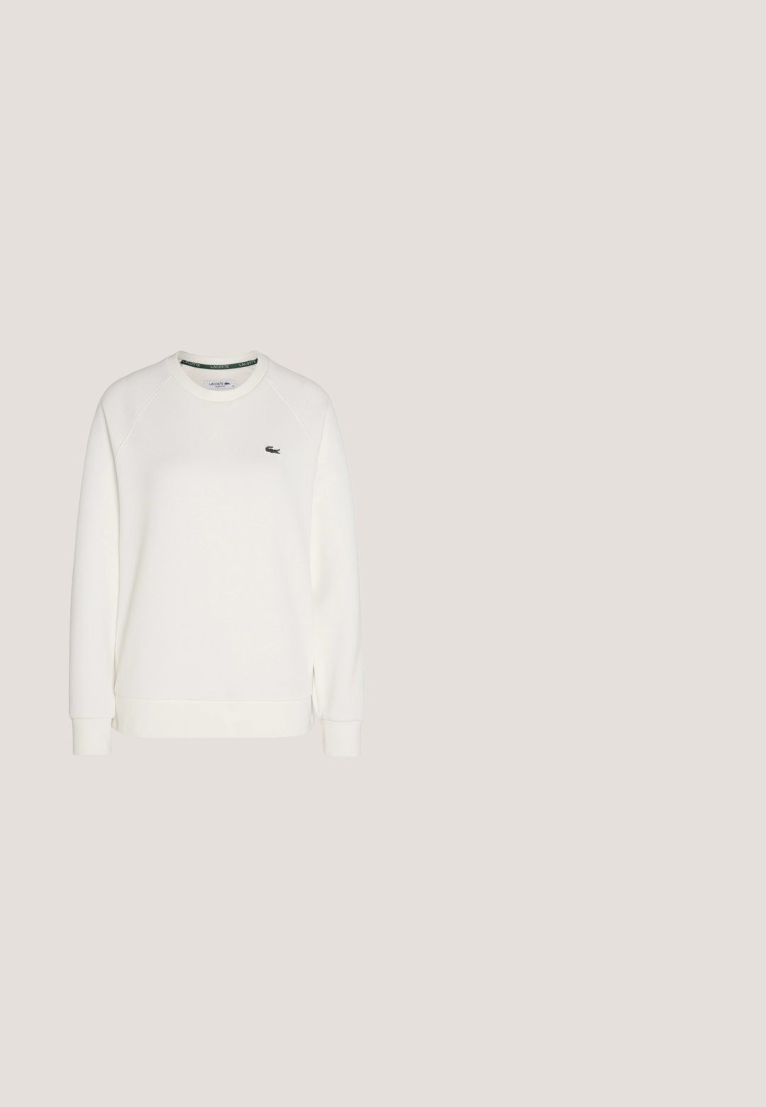 Hvid bomulds sweatshirt med ribbede manchetter og kant. Har en rund halsudskæring og grønt Lacoste-branding på kraven. Klassisk pasform.; Kortærmet navy blue t-shirt lavet af bomuld, med rund hals og et lille grønt Lacoste-logo på venstre bryst.; Hvide joggerbukser med elastisk talje og snøre, der har sidelommer og ribbet manchetter. Blødt stof med broderet logodetalje.; Hvide sneakers med mesh- og ruskindsdetaljer, der har gule og grå designelementer. Labeled med brandnavn og modeloplysninger. Gummisål.; Kremfarvet tote-taske med to håndtag og præget "Lacoste" logo foran, vist på en ensfarvet lys baggrund.; Sølvarmbånd med kædedesign og et hjerteformet charm. Hjertet er åbent, hvilket fremhæver dets elegante, moderne form.