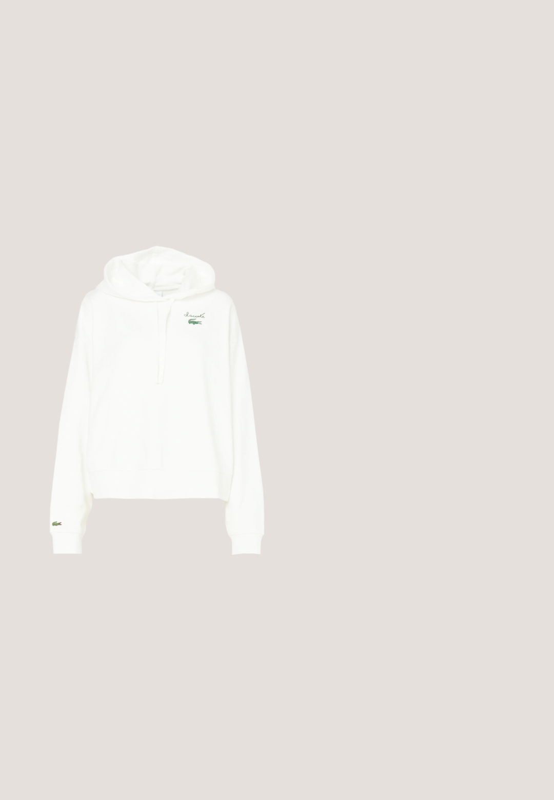 Sudadera blanca de algodón suave, con un bolsillo canguro, capucha con cordón y un pequeño logo de cocodrilo verde en el pecho.; Polo de manga corta verde oscuro con ribete blanco en el cuello y las mangas, tapeta de botones y pequeño logo de cocodrilo en el pecho.; Pantalones cortos de pana verde oscuro con cintura elástica, tres botones en la parte delantera y detalle de logo bordado en un costado.; Zapatilla de ante verde claro con suela y cordones blancos, diseño de corte bajo y pequeño logotipo metálico en el costado.; Bolso tote de color verde oscuro hecho de material texturizado con dos asas largas, que presenta un pequeño logotipo en la parte frontal y un cierre de cremallera.; Collar de perlas con acentos de oro, que presenta un cierre de oro y un charm decorativo de un animal en oro. Perlas lisas y redondas en un patrón uniforme.