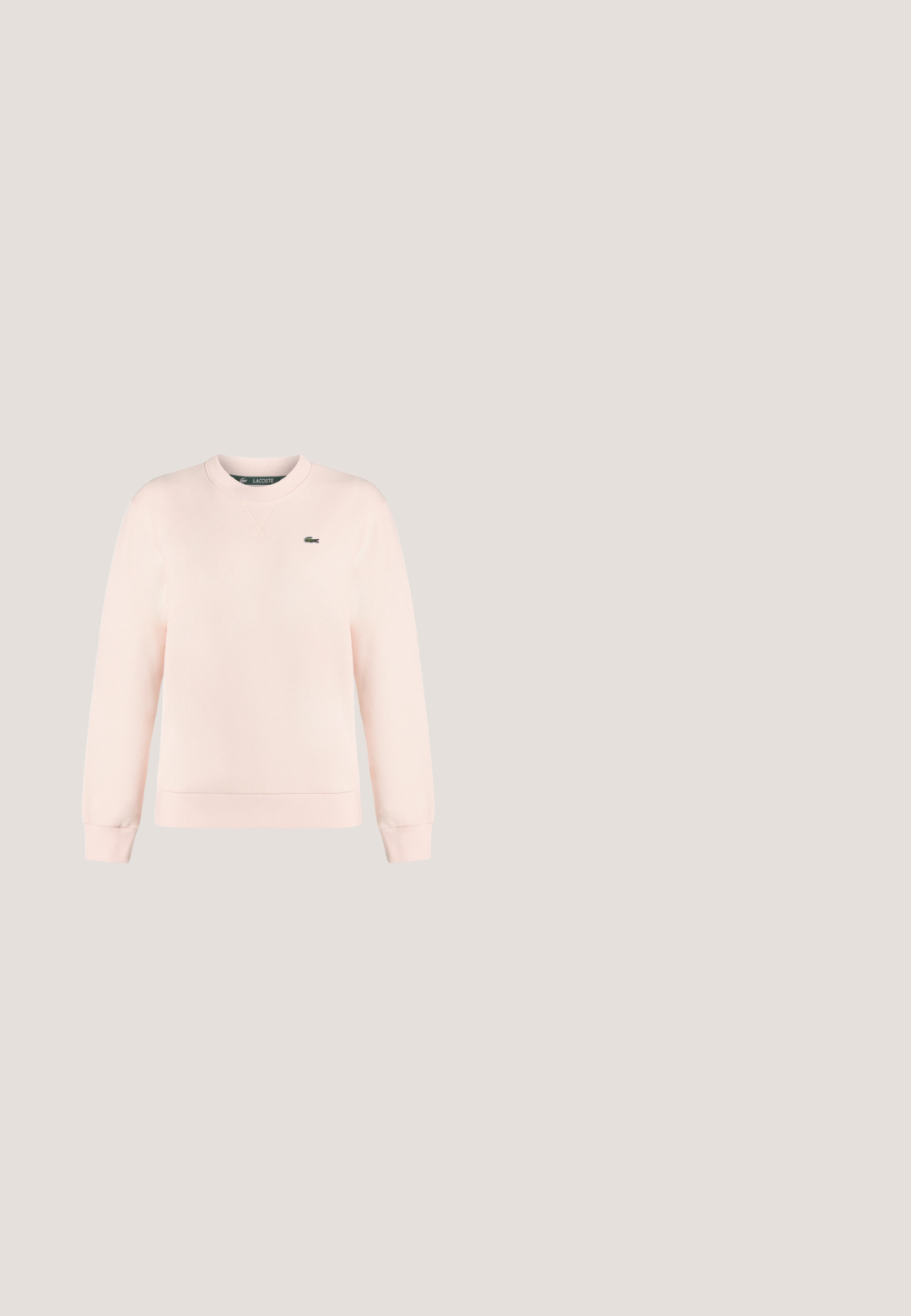 Lichtroze lange mouw sweat met ronde hals, geribde boorden en zoom, met een klein groen Lacoste krokodillenlogo op de linkerborst.; Wit gebreid T-shirt met korte mouwen met marineblauwe gestreepte biezen op kraag en mouwen, met een klein borstzakje met een groen krokodillenlogo.; Lichtroze shorts met elastische taille, gestructureerde stof en een klein groen krokodillenlogo aan de onderlinkerzoom.; Witte sportschoenen met meshpanelen, zwarte accenten en een gestructureerde zool. Heeft een strak ontwerp en een opvallend logo aan de zijkant.; Zwarte schoudertas met verstelbare riem, ritssluiting en klein zilverkleurig krokodillenlogo aan de voorkant in het midden.; Zilveren kralenarmband met een groen krokodillenlogo hangertje in het midden op een witte achtergrond.