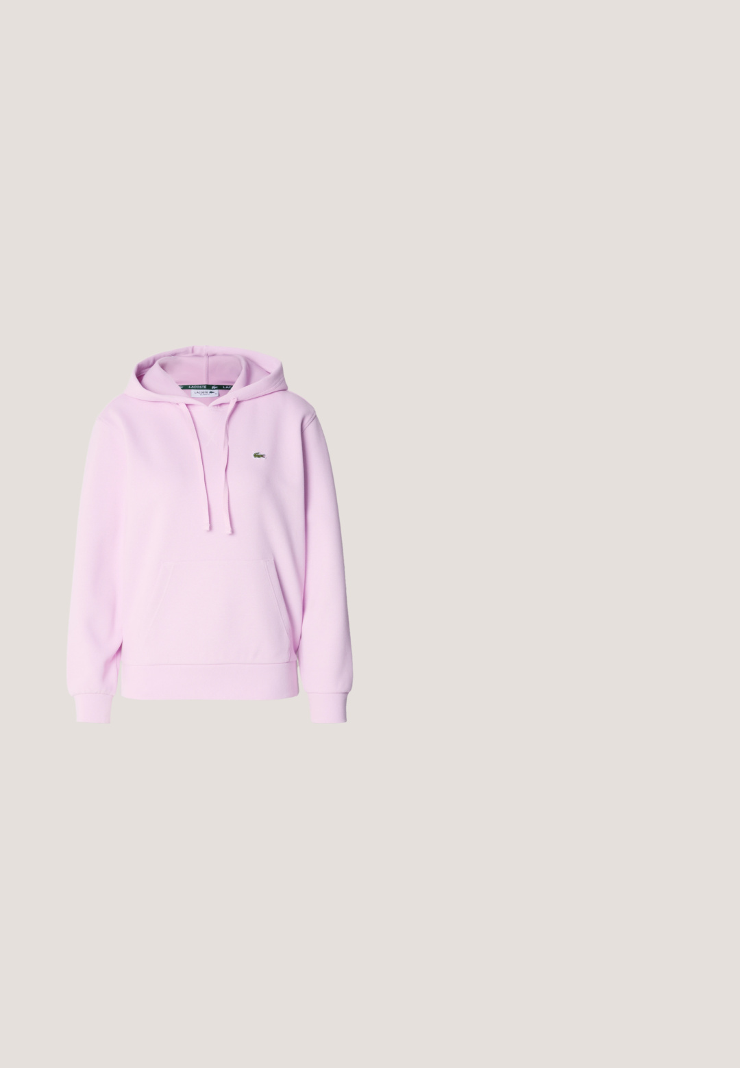 Sudadera con capucha de color rosa claro, con bolsillo delantero, cordones ajustables, puños acanalados y un pequeño logo de cocodrilo verde en el pecho.; Camiseta de manga corta con ribetes en rosa claro, cuello redondo y un pequeño logo de cocodrilo verde de Lacoste en el pecho izquierdo.; Pantalones deportivos color rosa claro con cintura elástica y puños en los tobillos, exhibidos sobre un fondo claro uniforme.; Zapatilla de correr con parte superior de malla en tonos rosa, beige y crema, refuerzos sintéticos, suela gruesa y suela texturizada para agarre, vista lateral.; Bolso tote rosa de Lacoste con dos asas y logo en relieve sobre superficie lisa, mostrado sobre fondo gris claro.; Pendientes de perla con un acabado brillante; adornados con un pequeño acento de cocodrilo dorado en cada pendiente. Forma circular, textura suave.