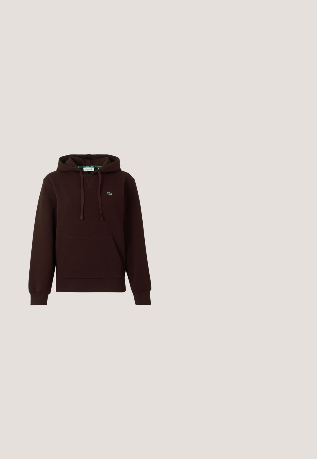 Tumepruun kapuutsiga sviiter esitasku, reguleeritava nööriga kapuuts ja väike roheline tikitud Lacoste logo rinnal.; Must lühikeste varrukatega polosärk, millel on kaks nööpi, krae, väike roheline krokodilli logo rinnal ja valge kiri vasakul varrukal.; Tume bordoopunased elastse vöökohaga dressipüksid elastsete mansettide ja kitsenevate sääreosadega, esitletud lihtsal heledal taustal.; Mustvalge Lacoste tenisekingad valgete paeltega, perforatsioonidega varvaseosa, krokodillilogoga küljel ja bränditud tallaga neutraalsel taustal.; Mustast poolkuukujulisest käekotist, millel on kuldsed detailid, lukuülemine osa, lühike rihm ja esiküljel keskel paiknev "LACOSTE" logo plaat.; Hõbedast kett-kaelakee kolme ripatsiga: valge sarv, roheline kivi hõbedases raamistikus ja hõbedane kitarrikujuline ripats.
