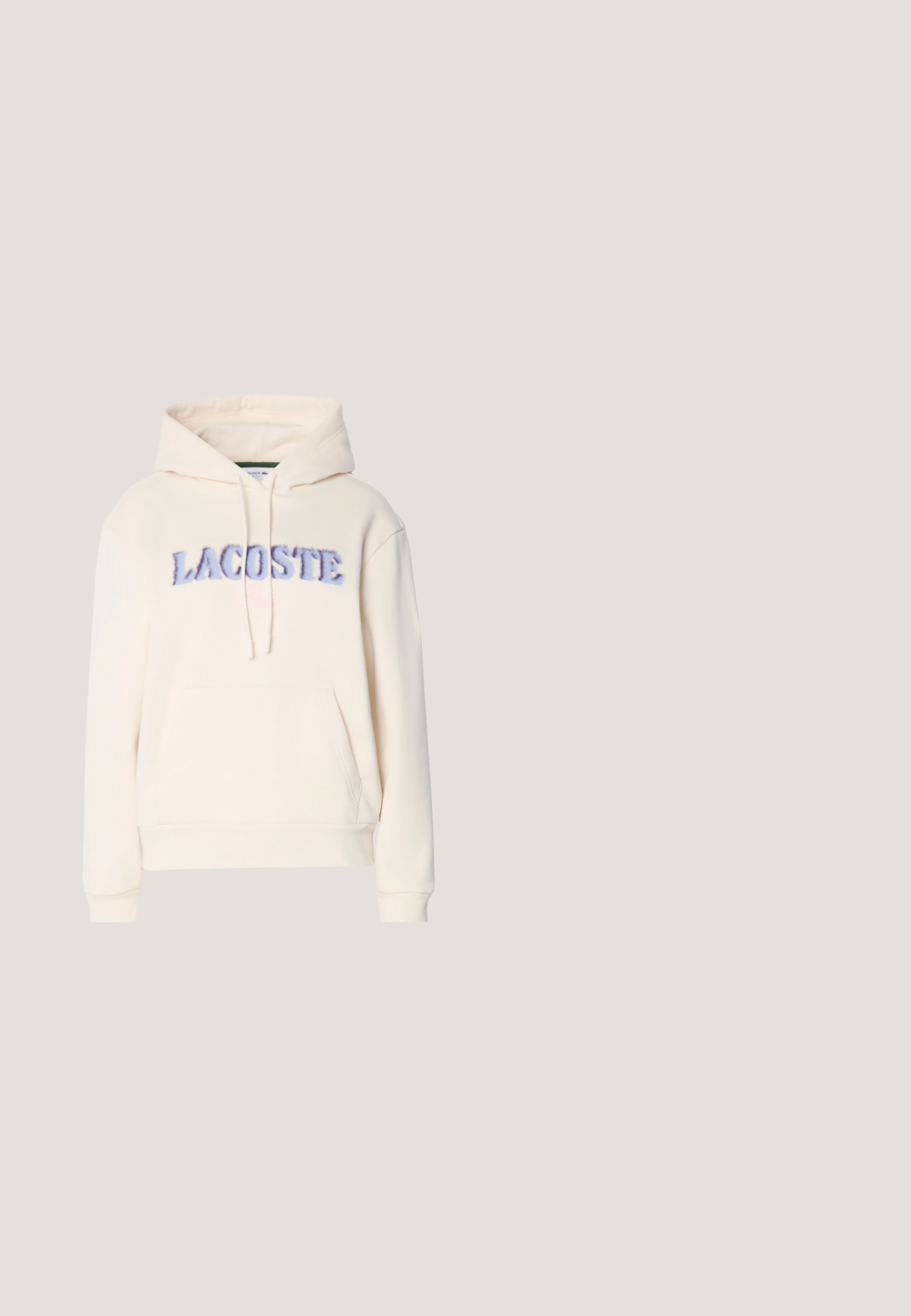 Lacoste Mikina s kapucňou - lapland; Svetlomodré polo tričko s krátkym rukávom, dvomi bielymi gombíkmi, mäkkým golierom a malým zeleným logom krokodíla na ľavej strane hrudníka.; Biele voľnočasové tepláky s elastickým pásom a manžetami, so samotnou vyšívanou malou logom na hornej stehne.; Biele nízkopríčkové tenisky Lacoste so zlatým logom na boku, biele šnúrky a gumová podrážka na neutrálnom pozadí.; Námornícky modrá kabelka s textúrovanou tkaninou, dvoma hornými držadlami a odnímateľným popruhom. Obsahuje malé logo Lacoste a zipsové uzatvorenie.; Náušnice kruhového tvaru striebornej farby s hladkým, zaobleným dizajnom. Vyrobené z reflexného materiálu, s jemne zakriveným tvarom a kovovým pántom.