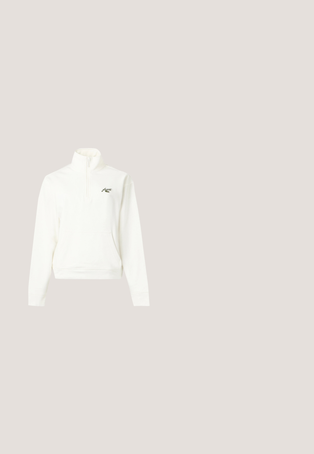 Hvid quarter-zip pullover med høj krave, lange ærmer, forlommer og lille broderet logo på venstre bryst.; Hvid kortærmet cropped t-shirt med lille sort logo på venstre bryst.; Lys grå sweatpants med elastisk talje, tapered ben og ribbede manchetter. Fremstillet af et blødt, tekstureret stof. Hvid logo detalje på siden.; Hvide atletiske sko med mesh-overdel, tekstureret design og polstret krave. Har grønt logo på siden og polstret sål for komfort.; Beige mulepose med lange stropper og en lille aftagelig grøn lynlåslomme fastgjort til den ene strop, vist på en ensfarvet baggrund.; Guldtonet dobbelt kædearmbånd med hummerlås, justerbare led, rund perle og lille krokodilleformet vedhæng.