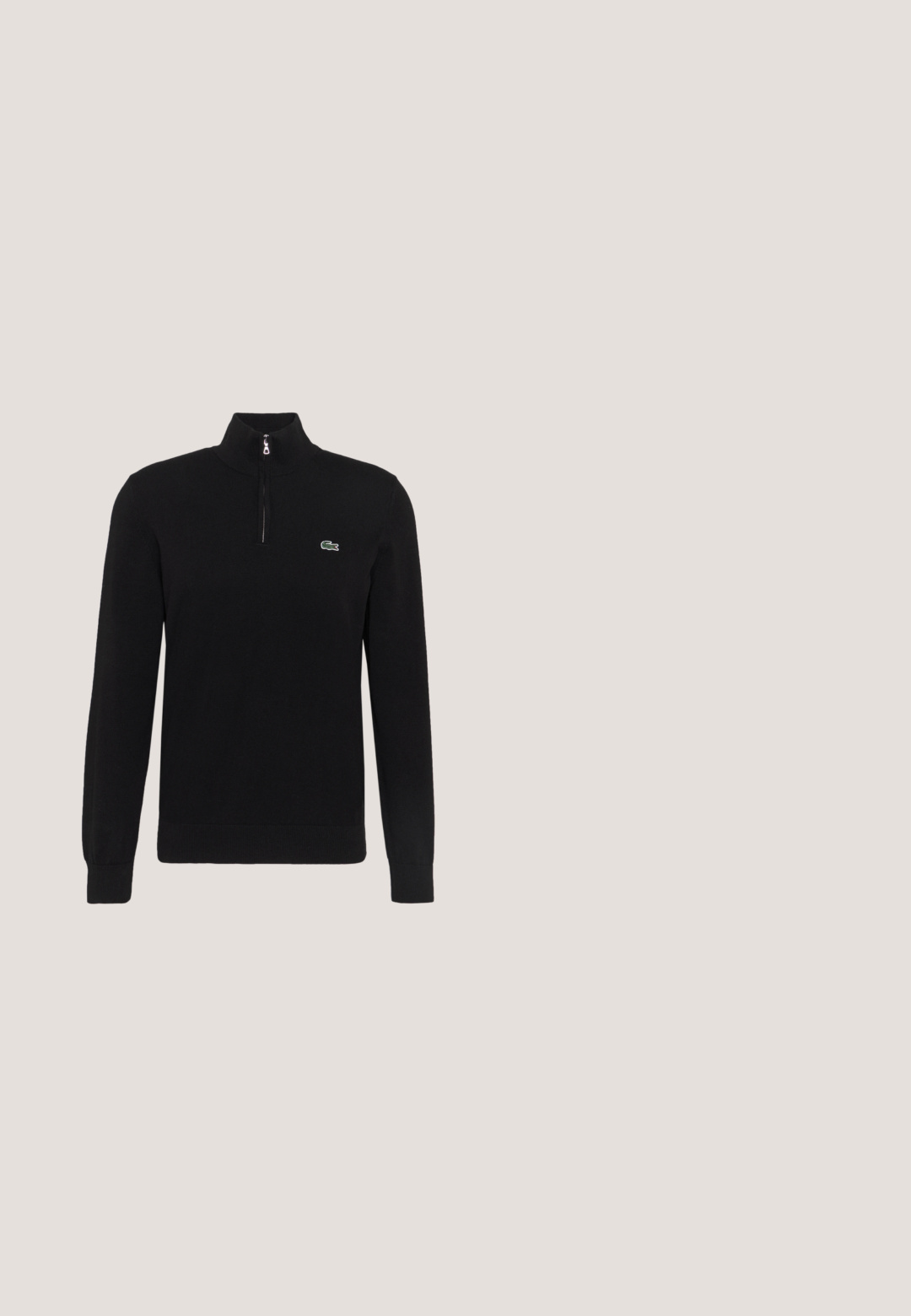 Sudadera de punto negra con cuello alto y cierre de media cremallera. Presenta un logo verde de Lacoste en el pecho. Mangas largas y puños acanalados.; Camiseta negra de manga larga con cuello redondo y pequeño logo verde de cocodrilo en el pecho izquierdo, mostrada sobre un fondo claro y liso.; Bermudas de algodón negras de corte recto, hasta la rodilla, con un logotipo visible en el dobladillo y una textura suave.; Zapatilla blanca y negra con diseño de cordones, suela blanca gruesa y lateral estampado con el texto repetido "Lacoste" y el logo del cocodrilo.; Bolso bandolera de tela negra con una correa blanca con el logo de LACOSTE, cierre superior con cremallera y un logo de cocodrilo bordado en verde en la parte frontal.; Pulsera de metal plateado con eslabones rectangulares, un acabado pulido y pequeños acentos circulares, diseñada para un ajuste ceñido alrededor de la muñeca.