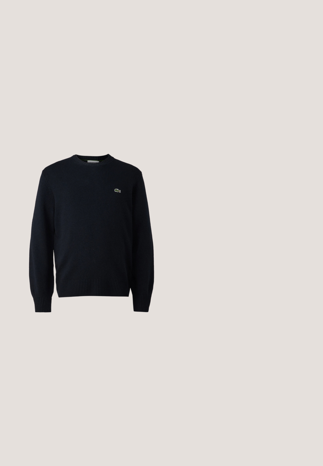 Námornícky sveter s okrúhlym výstrihom vyrobený z mäkkého materiálu, s rebrovanými manžetami a spodným lemom. Malé zelené logo Lacoste na hrudi.; Svetlomodrá košeľa s dlhým rukávom na gombíky, golierom na gombíky a malým zeleným logom krokodíla na ľavej strane hrude.; Čierne nohavice so rovnými nohavicami, vyrobené z hladkého materiálu. Obsahujú predné vrecká, zapínanie na gombík a pútka na opasok.; Čierne tenisky vyrobené z hladkého syntetického materiálu, s nízkym strihom, okrúhlou špičkou, šnurovaním vpredu, embosovaným logom a štruktúrovanou podrážkou.; Čierna vyrazená kožená ľadvinka s predným vreckom na zips a nášivkou s logom Lacoste na jednoduchom pozadí.; Čierny kožený opasok s matnou čiernou kovovou prackou, zvinutý s viditeľným prešívaním a niekoľkými nastavovacími otvormi.
