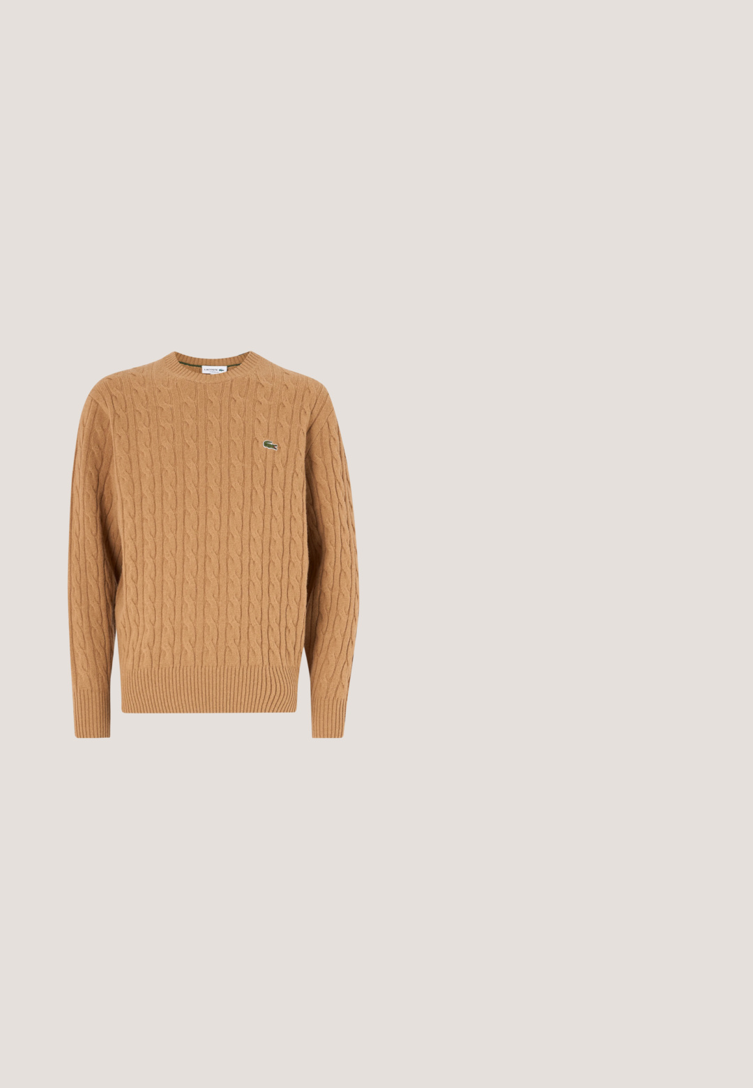Pull en maille torsadée de couleur camel, fabriqué à partir d'un tissu texturé, avec un ourlet et des poignets côtelés, et un petit logo vert sur la poitrine.; Veste de couleur crème en toile avec un devant boutonné, deux grandes poches avant et un petit logo vert brodé sur la poitrine.; Pantalons cargo en tissu léger vert olive, dotés de poches latérales, d'une taille élastique et de poignets fuselés pour un ajustement parfait.; Baskets Lacoste blanches et gris clair avec panneaux en mesh, accents en suède, semelle épaisse et détails de coordonnées imprimés sur le côté.; Sac tote beige Lacoste avec deux poignées et un patch logo crocodile noir et blanc au centre devant.; Bracelet en chaîne dorée avec un charme en crocodile vert et rouge. Les maillons sont épais, avec un fermoir sécurisé. Texture métallique lisse.