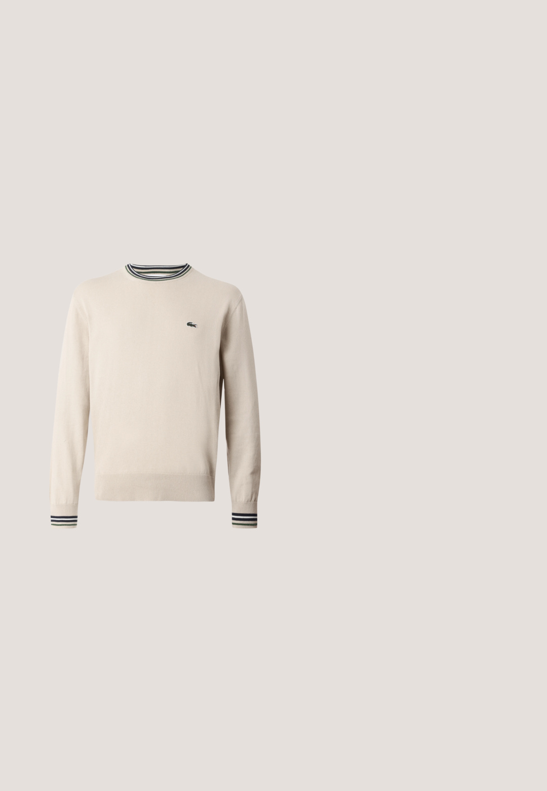 Pull beige en tissu tricoté, avec un col rond, des poignets côtelés ornés de rayures noires et vertes, et un petit logo sur la poitrine.; Chemise à manches courtes boutonnée avec des rayures verticales bleues et blanches et un col pointu, présentée sur un fond clair uni.; Pantalons kaki en coton avec une coupe droite, dotés de deux poches avant, d'une fermeture à bouton et d'une coupe classique.; Mocassins en cuir marron avec une semelle en caoutchouc texturée et striée. Présente un design épuré et une sangle décorative sur le cou-de-pied.; Nœud papillon en satin de couleur beige clair, présentant une forme de papillon classique avec un nœud central. Texture lisse avec un léger brillant.; Sac d'épaule rectangulaire bleu marine avec sangle noire réglable et petite étiquette logo noire en bas à droite.