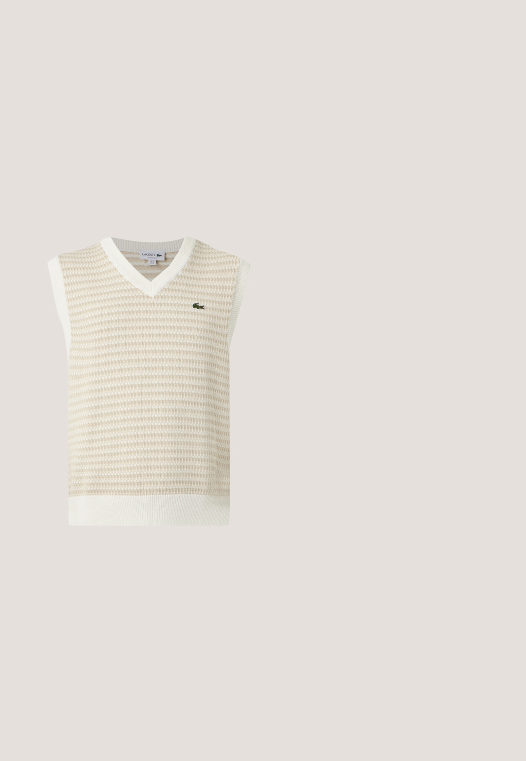 Gilet sans manches en maille beige et blanche avec col en V et petit logo crocodile vert sur la poitrine.; Chemise noire à manches courtes avec boutons, surpiqûres blanches et petite écusson rectangulaire sur le côté gauche de la poitrine.; Shorts noirs pour hommes avec taille élastique, fermeture à bouton et longueur mi-cuisse, présentés sur un fond neutre.; Sneaker en cuir noir avec bout arrondi, semelle plate et logo blanc sur le côté. Présente des lacets noirs et une finition lisse et mate.; Sac bandoulière gris Lacoste avec motif géométrique, rabat avant avec poche zippée, fermetures à boucle en métal et bandoulière réglable.; Bracelet en métal doré et argenté avec une section en or texturée et un logo de crocodile vert sur une plaque en or poli.
