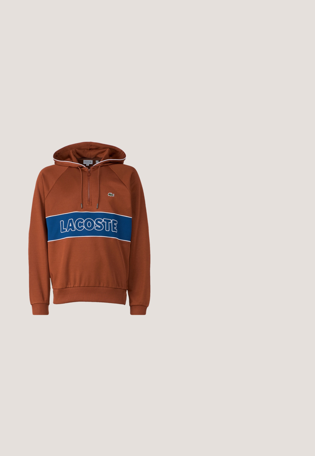 Sudadera marrón con cremallera en el cuello, banda azul contrastante con el texto "LACOSTE", puños acanalados y un pequeño logo en el pecho.; Camiseta de algodón roja con cuello redondo y mangas cortas, que presenta un pequeño logo de cocodrilo verde en el lado izquierdo del pecho. Textura suave.; Pantalones de chándal de color beige claro, hechos de algodón, con una cinturilla elástica, puños acanalados y un logo verde con diseño de hoja en la pierna izquierda.; Zapatilla de cuero blanca con suela beige, con cordones redondos, un logo de cocodrilo verde bordado y un detalle naranja en la lengüeta.; Bolsa tote de lona verde oscuro con asas cortas y el texto "KARL LAGERFELD" centrado en la parte delantera sobre un fondo blanco.; Pulsera de cadena plateada con eslabones ovalados alternados lisos y con patrón, con detalles de puntos negros y cierre de langosta.