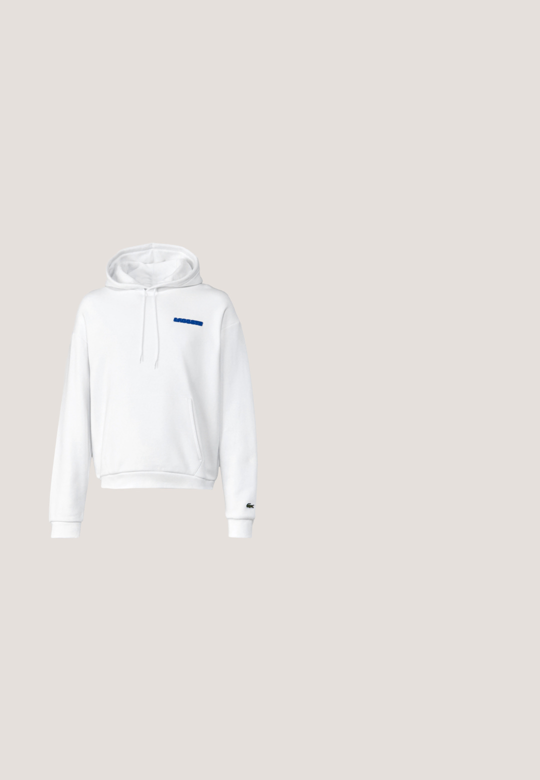 Sudadera blanca de algodón con bolsillo canguro, capucha con cordón y logo de texto azul en el pecho. Puños y dobladillo acanalados.; Camiseta de algodón verde menta con mangas cortas y escote redondo. Presenta un logo en relieve sutil en azul claro en el pecho.; Jeans de mezclilla azul oscuro con corte recto, diseño de cinco bolsillos, costuras naranjas en contraste y cierre de botón plateado.; Zapatilla deportiva negra con parte superior de malla, suela de goma y diseño de cordones. Presenta un acabado texturizado y un sutil logo en el lateral.; Bolso cruzado de tela negra con cierre de cremallera, parche de logo azul, correa ajustable y superficie texturizada. Diseño rectangular compacto.; Pulsera de eslabones de metal negro con segmentos rectangulares unidos por pequeñas bisagras, reposando plana sobre una superficie blanca.