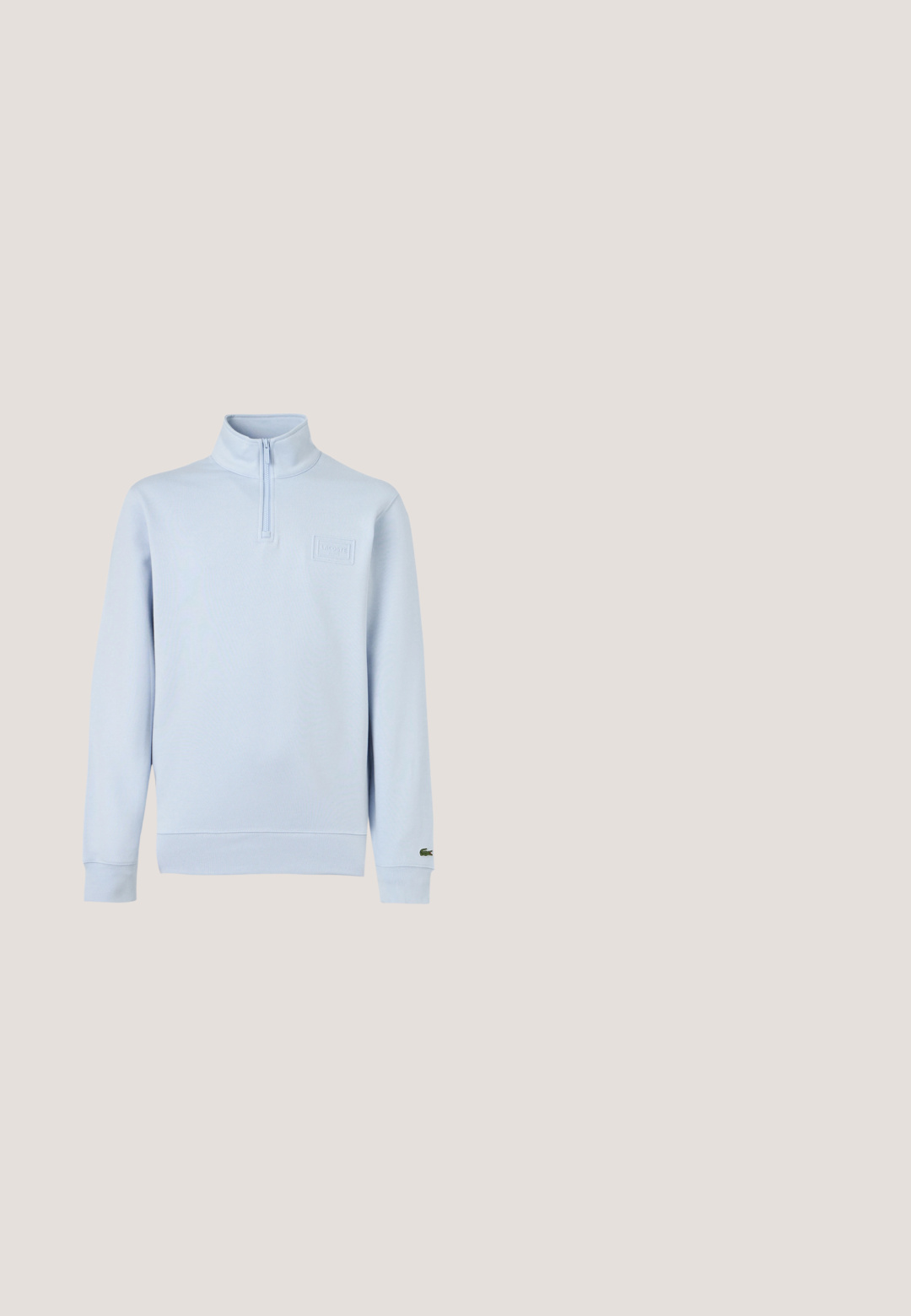 Sudadera de manga larga azul claro con cremallera de un cuarto, cuello alto, parche de marca en relieve en el pecho y pequeño logo en el puño izquierdo.; Chaqueta negra de manga larga con cuello, cierre frontal de botones, tres bolsillos y un pequeño logo verde de cocodrilo en el bolsillo del pecho.; Pantalones jogger beige con cintura y puños elásticos, que presentan un pequeño logo de cocodrilo verde bordado en el muslo derecho.; Zapatilla color crema con textura suave, forma redondeada, diseño de cordones, perforaciones sutiles y un logo plateado en el lateral.; Bolso bandolera Lacoste azul marino con correa ajustable y parche con logotipo en la solapa frontal, sobre un fondo claro y liso.; Pulsera de eslabones de metal plateado con un logotipo de cocodrilo verde en un eslabón, mostrada sobre un fondo claro y liso.