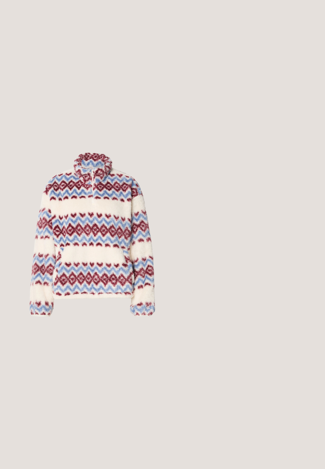 Fleece pullover met een hoge kraag en een meerkleurig zigzagpatroon in rood, blauw en crèmekleur. Zachte textuur en losse pasvorm.; Crème t-shirt met korte mouwen en een blauwe geribbelde kraag en afwerking. Bevat een afbeelding van een blauwe konijn met vleugels en de tekst "LEVI'S" eronder.; Blauwe straight-leg jeans met lichte vervaging, voorzakken, riemlussen en een knoopsluiting op een witte achtergrond.; Lichtblauwe en witte sneaker met roze veters en bruine rubberen zool, zijaanzicht op een effen lichtgrijze achtergrond.; Roze herbruikbare draagtas met blauwe lijntekeningen van een uil, krab, schelp, cocktail, paraplu en fruitschijfjes.; Goudkleurige oorringen in hoepelvorm, versierd met meerkleurige bloemmotieven met blauwe, roze en gele stenen. Gedetailleerd met een gestructureerd oppervlak.
